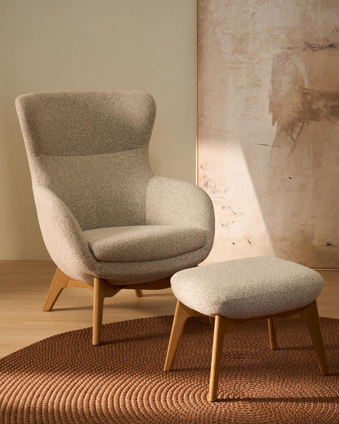Fussablage Adiran mit dicker Chenille in Beige und Beinen aus massivem Eichenholz mit natürlichem Finish in Beige präsentiert im Onlineshop von KAQTU Design AG. Ottoman ist von Kave Home
