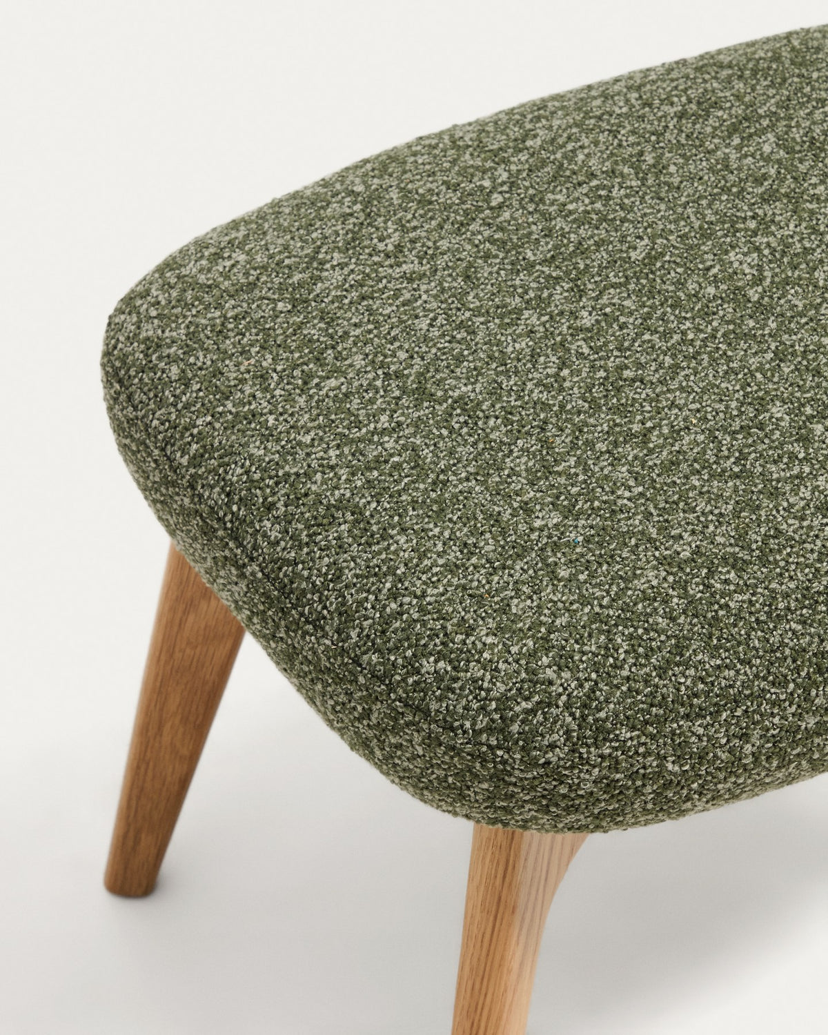 Fussablage Adiran von Kave Home, Ottoman mit dunkelgrünem Chenille-Bezug und Beinen aus massivem Eichenholz mit natürlichem Finish.