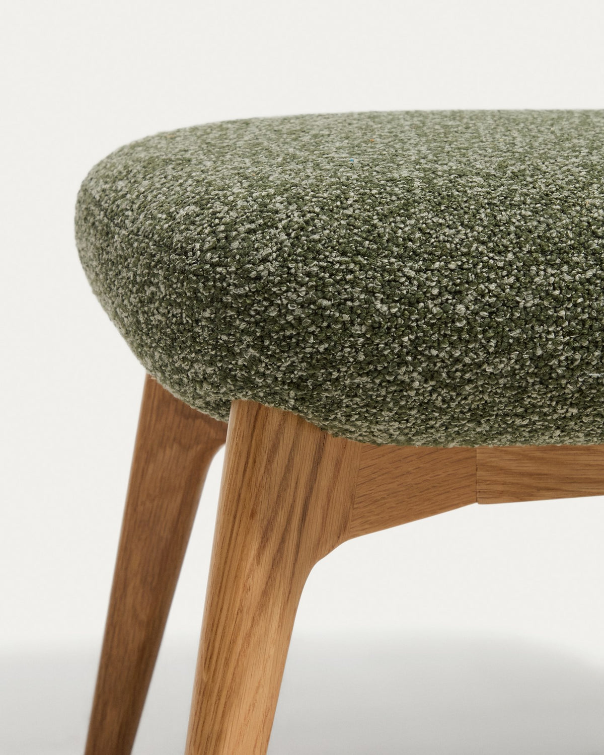 Fussablage Adiran von Kave Home, Ottoman mit dunkelgrünem Chenille-Bezug und Beinen aus massivem Eichenholz mit natürlichem Finish.