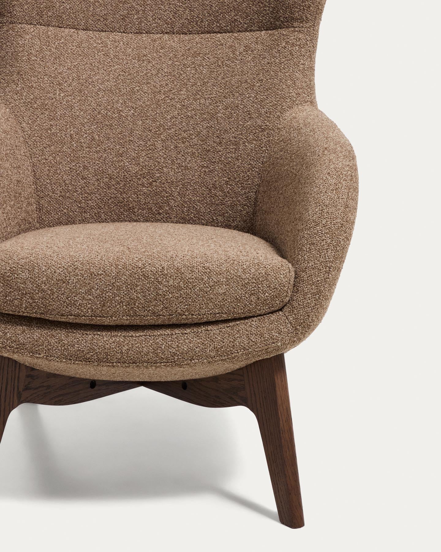 Sessel Adiran mit dicker Chenille in Hellbraun und Beinen aus massivem Eichenholz mit Nussbaum-Finish in Hellbraun präsentiert im Onlineshop von KAQTU Design AG. Sessel ist von Kave Home