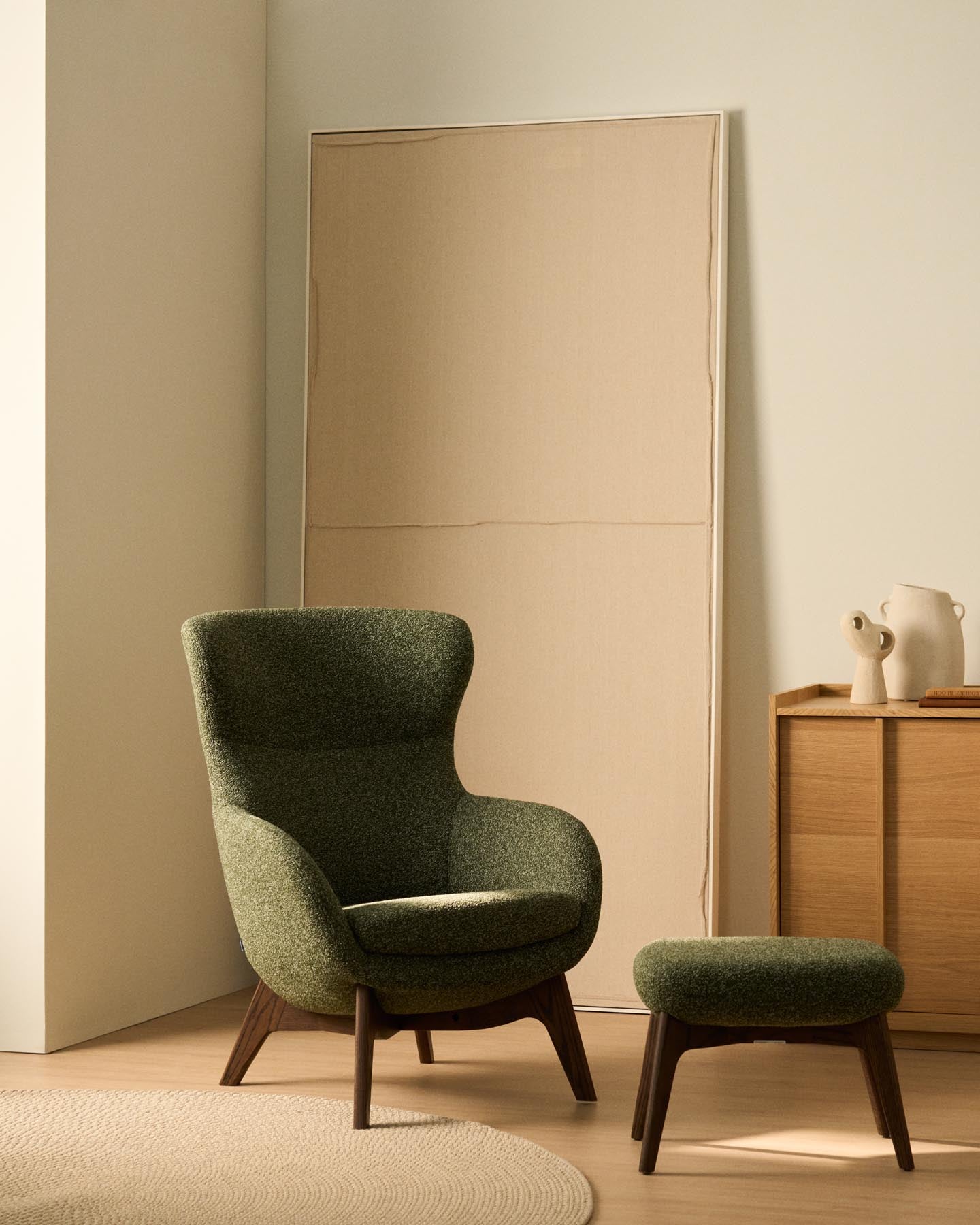 Sessel Adiran mit dicker Chenille in Hellbraun und Beinen aus massivem Eichenholz mit Nussbaum-Finish in Hellbraun präsentiert im Onlineshop von KAQTU Design AG. Sessel ist von Kave Home