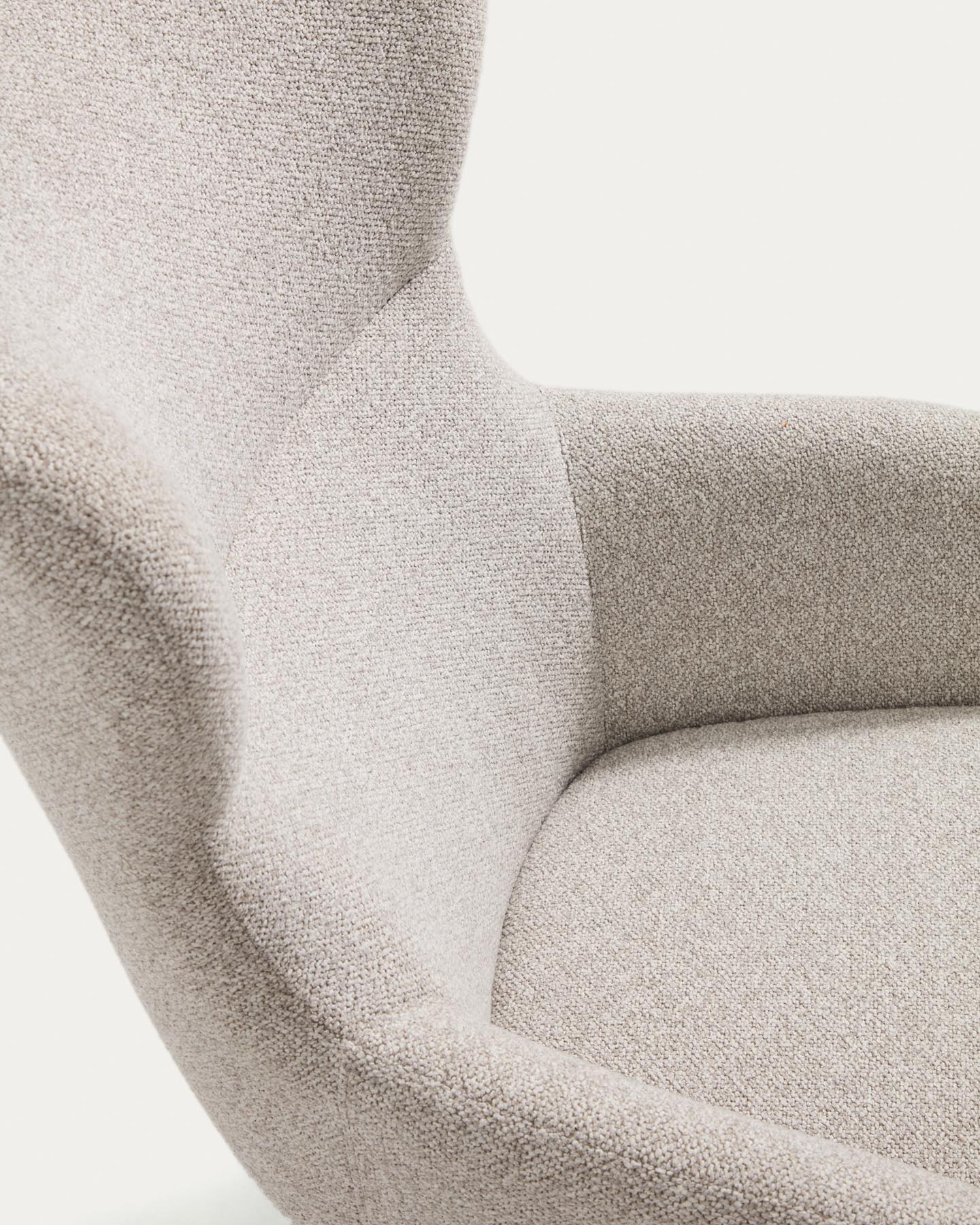 Sessel Adiran mit dicker Chenille in Beige und Beinen aus massivem Eichenholz mit Nussbaum-Finish in Beige präsentiert im Onlineshop von KAQTU Design AG. Sessel ist von Kave Home