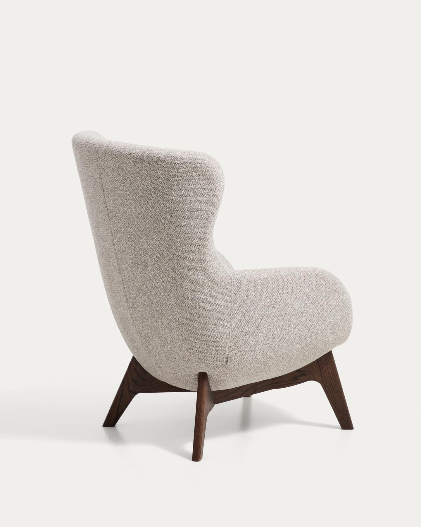 Sessel Adiran mit dicker Chenille in Beige und Beinen aus massivem Eichenholz mit Nussbaum-Finish in Beige präsentiert im Onlineshop von KAQTU Design AG. Sessel ist von Kave Home