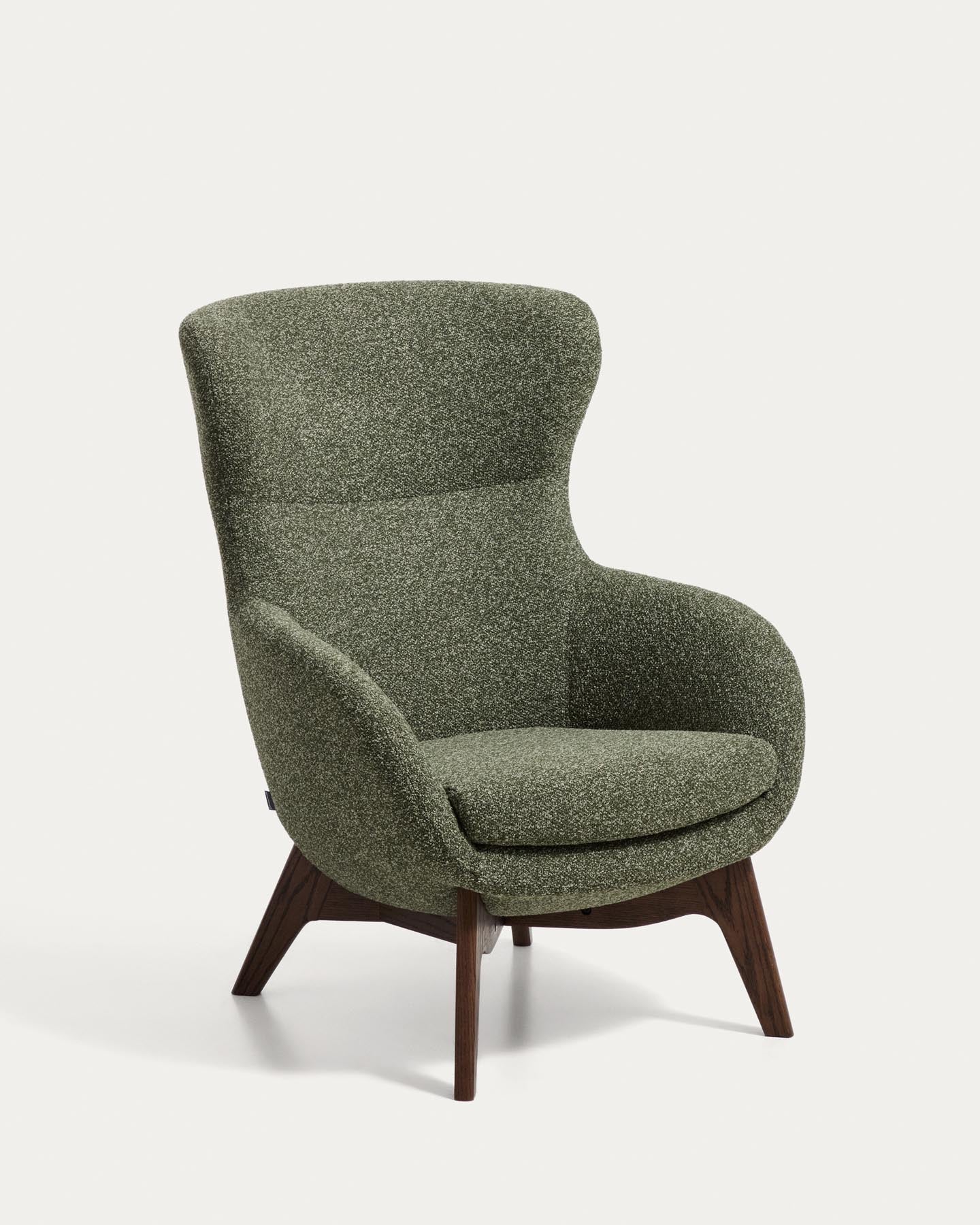 Sessel Adiran mit dicker Chenille in Moosgrün und Beinen aus massivem Eichenholz mit Nussbaum-Finish in Dunkelgrün präsentiert im Onlineshop von KAQTU Design AG. Sessel ist von Kave Home