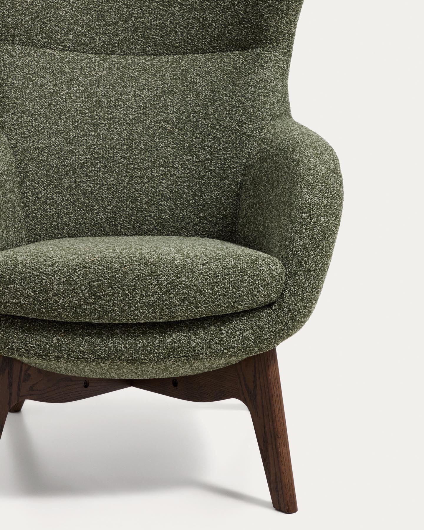 Sessel Adiran mit dicker Chenille in Moosgrün und Beinen aus massivem Eichenholz mit Nussbaum-Finish in Dunkelgrün präsentiert im Onlineshop von KAQTU Design AG. Sessel ist von Kave Home