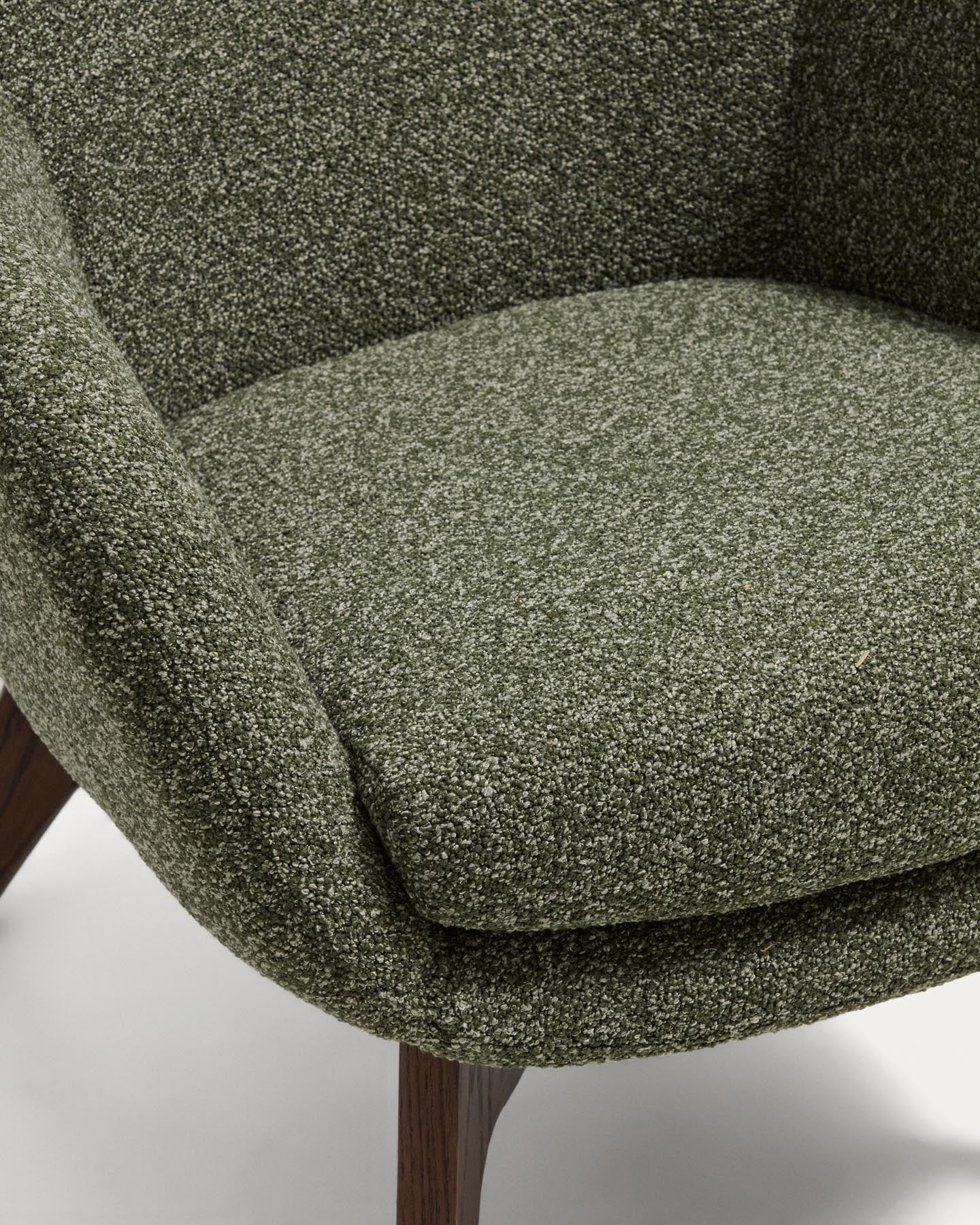 Sessel Adiran mit dicker Chenille in Moosgrün und Beinen aus massivem Eichenholz mit Nussbaum-Finish in Dunkelgrün präsentiert im Onlineshop von KAQTU Design AG. Sessel ist von Kave Home