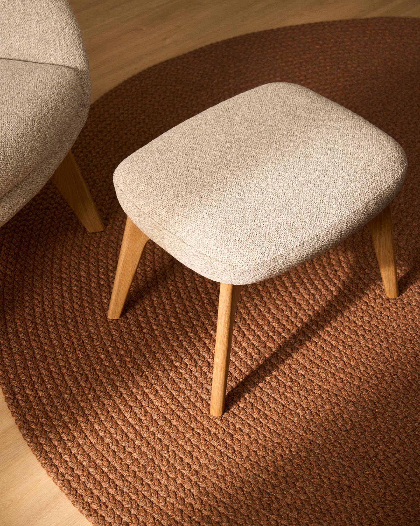 Fussablage Adiran mit dicker Chenille in Beige und Beinen aus massivem Eichenholz mit Nussbaum-Finish in Beige präsentiert im Onlineshop von KAQTU Design AG. Ottoman ist von Kave Home