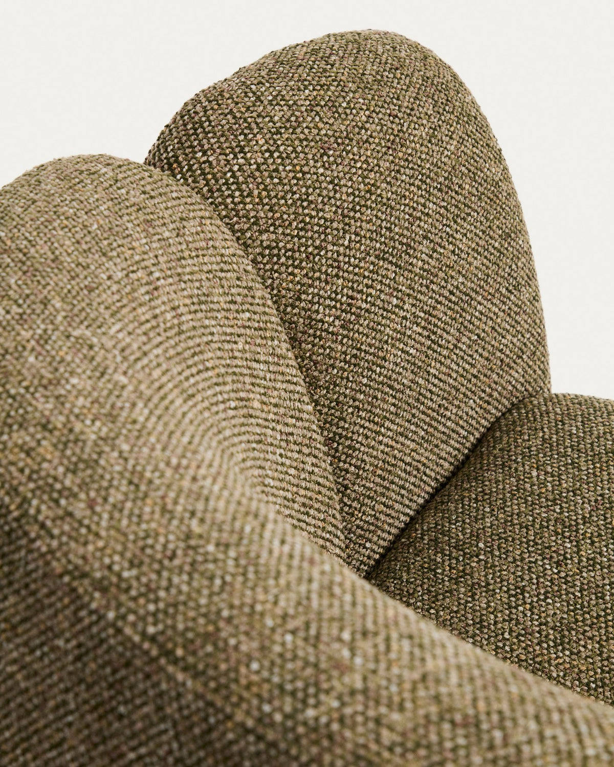 Gepolsterter Sessel Corvena in Olivgrün mit Chenille-Bezug, abgerundeten Armlehnen und Gestell aus Pappelsperrholz, Frontansicht.
