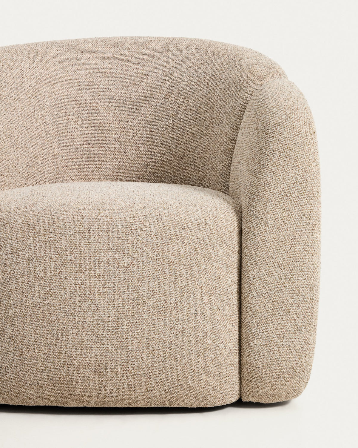 Sessel Corvena in Beige mit Chenille-Bezug, abgerundeter Silhouette, integrierten Armlehnen und Kunststoffgleitern, Ansicht von vorne.