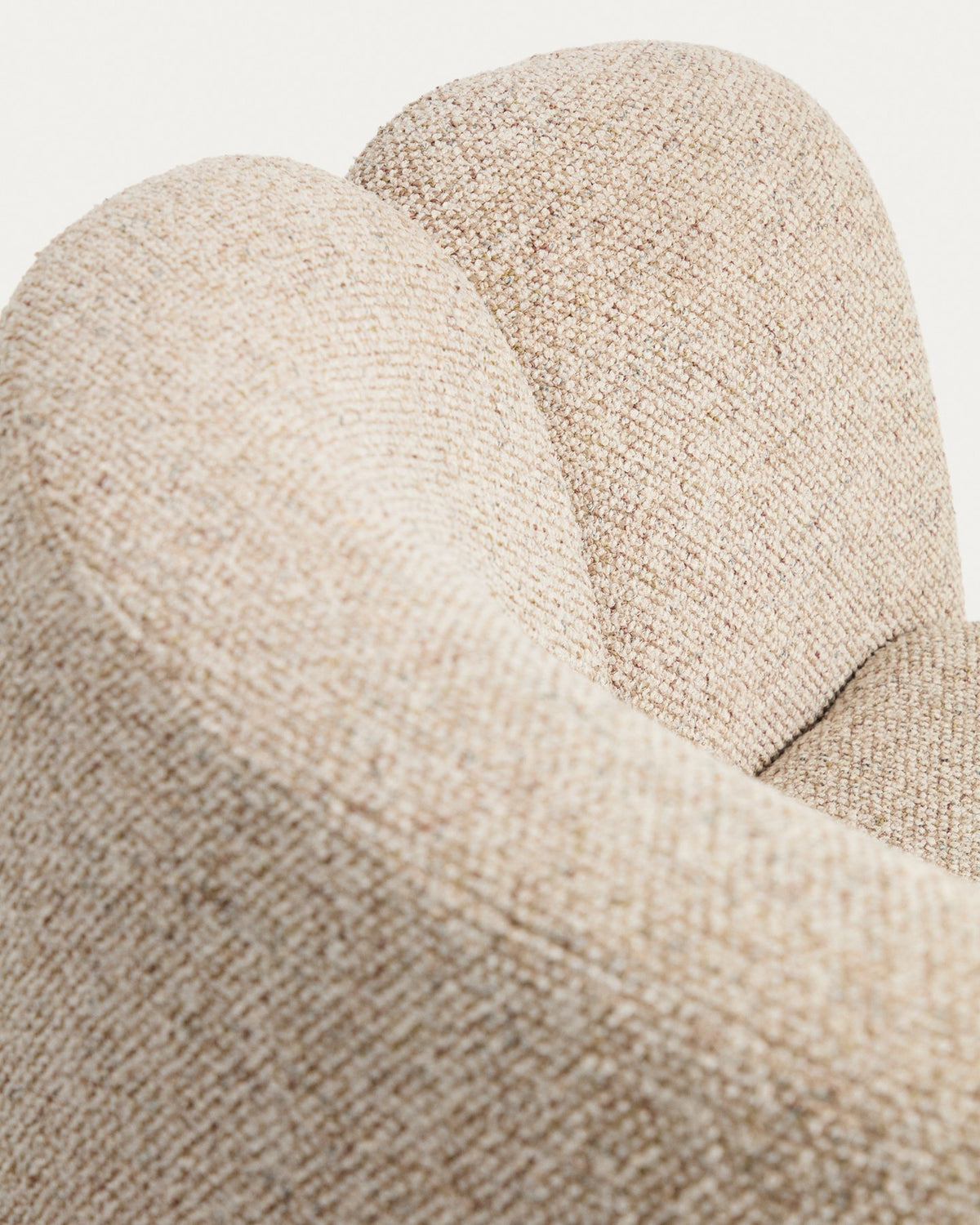 Sessel Corvena in Beige mit Chenille-Bezug, abgerundeter Silhouette, integrierten Armlehnen und Kunststoffgleitern, Ansicht von vorne.