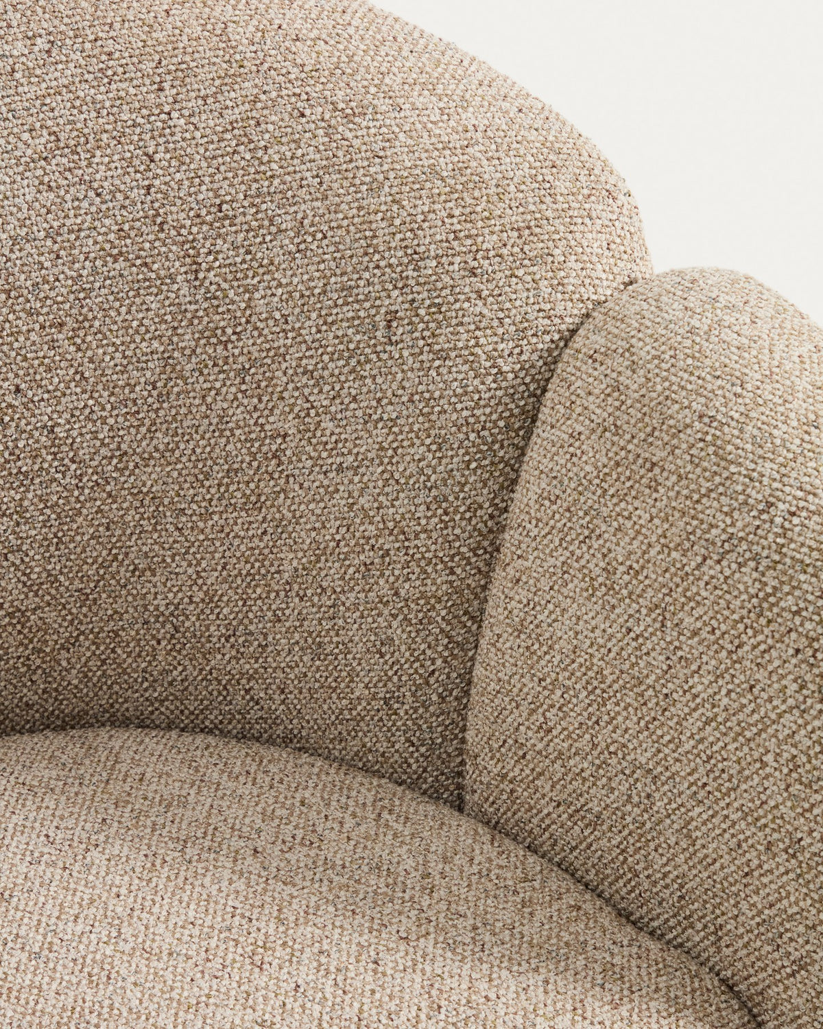 Sessel Corvena in Beige mit Chenille-Bezug, abgerundeter Silhouette, integrierten Armlehnen und Kunststoffgleitern, Ansicht von vorne.