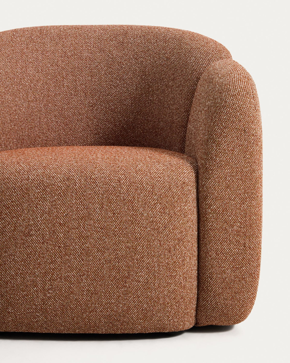 Sessel Corvena mit Chenille-Bezug in Terrakotta, runde Formen, integrierte Armlehnen und Kunststoffgleiter, Holzgestell aus Pappelsperrholz.