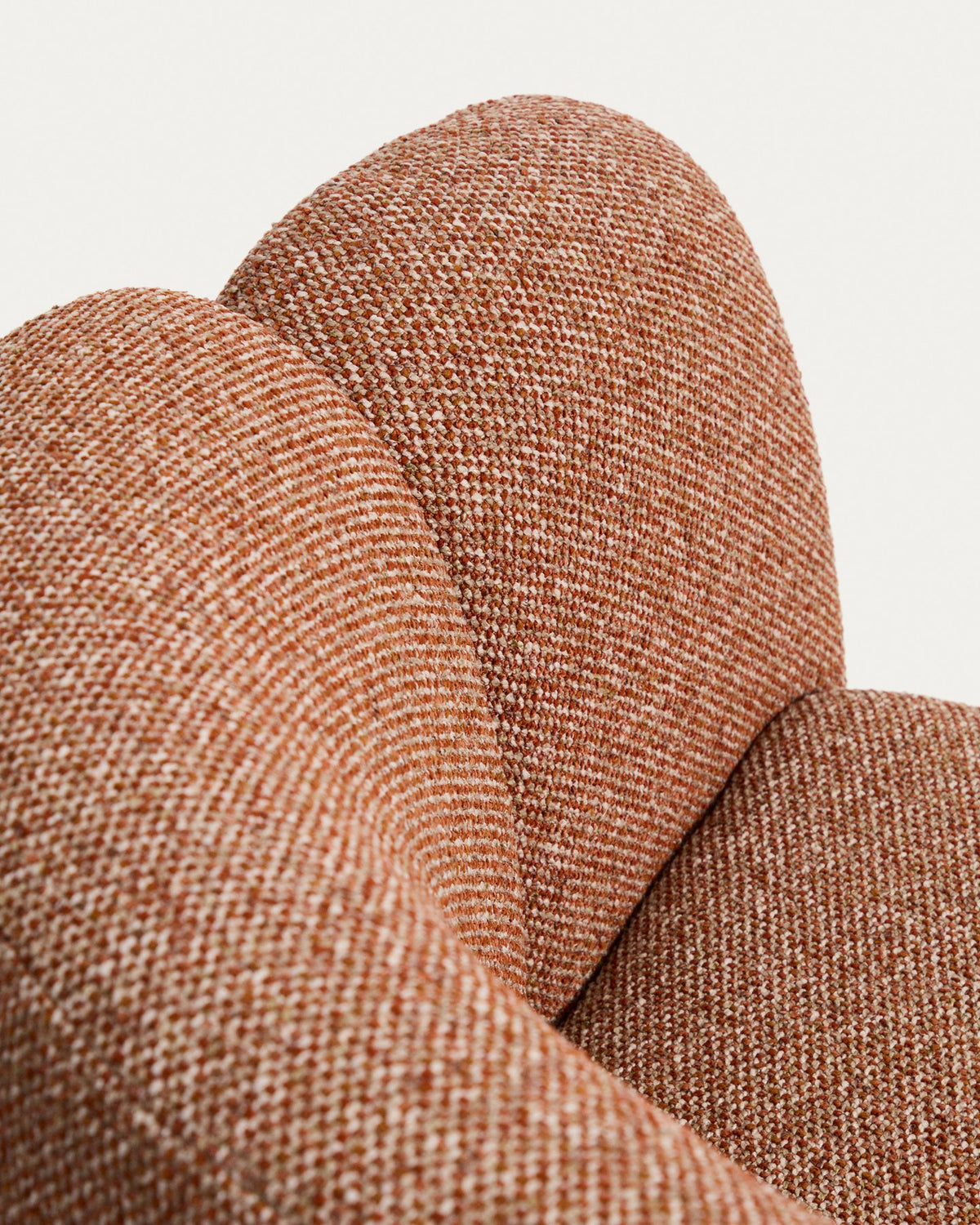 Sessel Corvena mit Chenille-Bezug in Terrakotta, runde Formen, integrierte Armlehnen und Kunststoffgleiter, Holzgestell aus Pappelsperrholz.