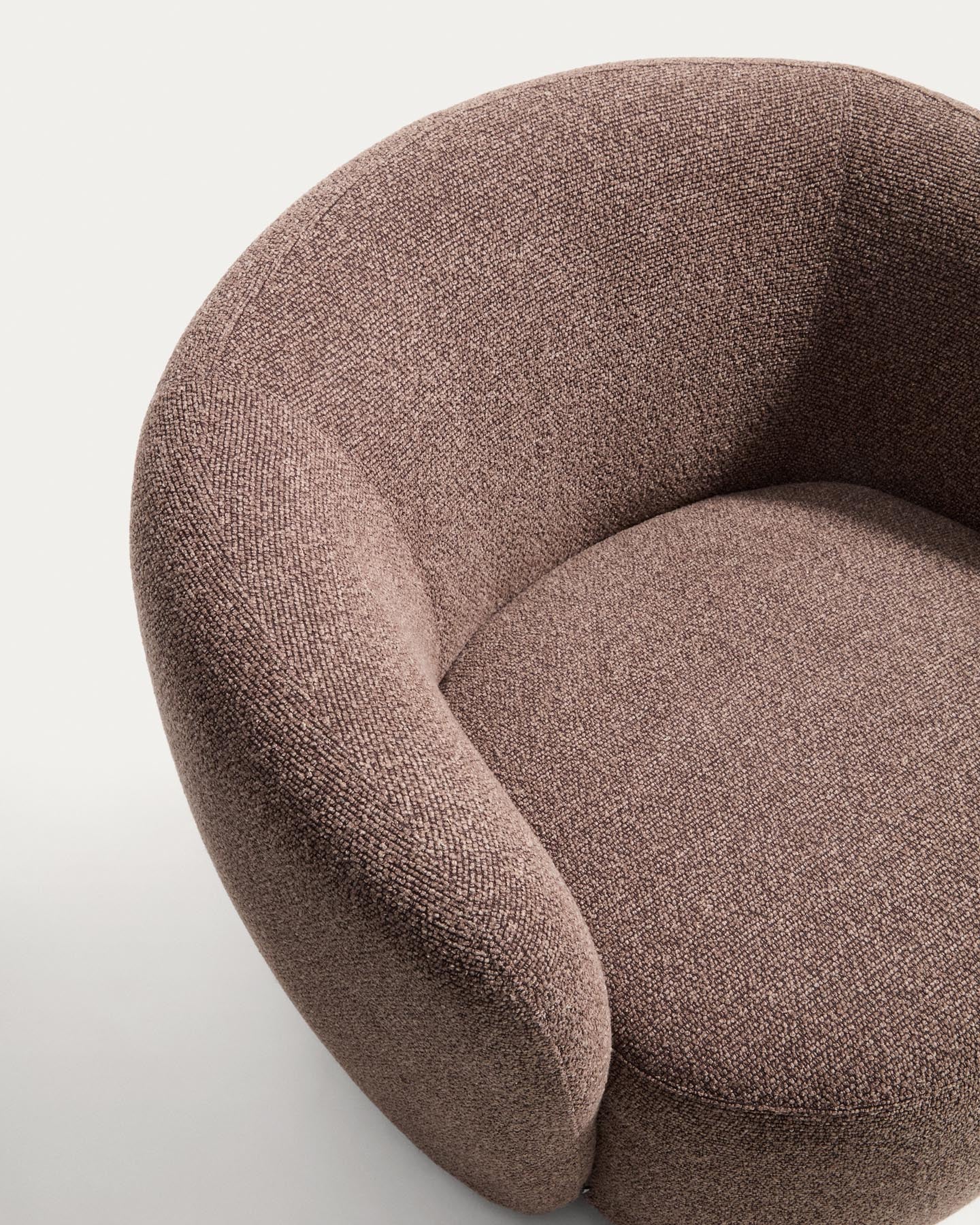 Drehsessel Odenia, schwer entflammbar mit braunem Micro-Bouclé in Dunkelbraun präsentiert im Onlineshop von KAQTU Design AG. Drehsessel ist von Kave Home
