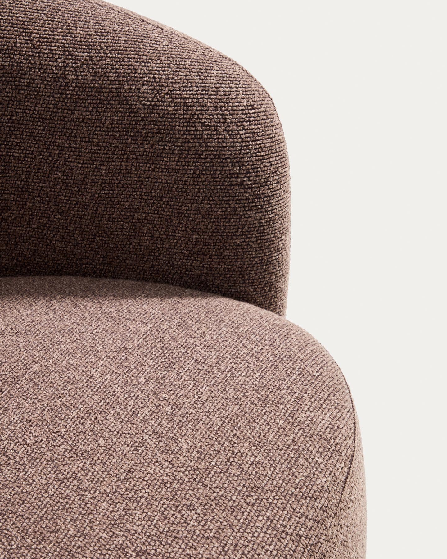 Drehsessel Odenia, schwer entflammbar mit braunem Micro-Bouclé in Dunkelbraun präsentiert im Onlineshop von KAQTU Design AG. Drehsessel ist von Kave Home