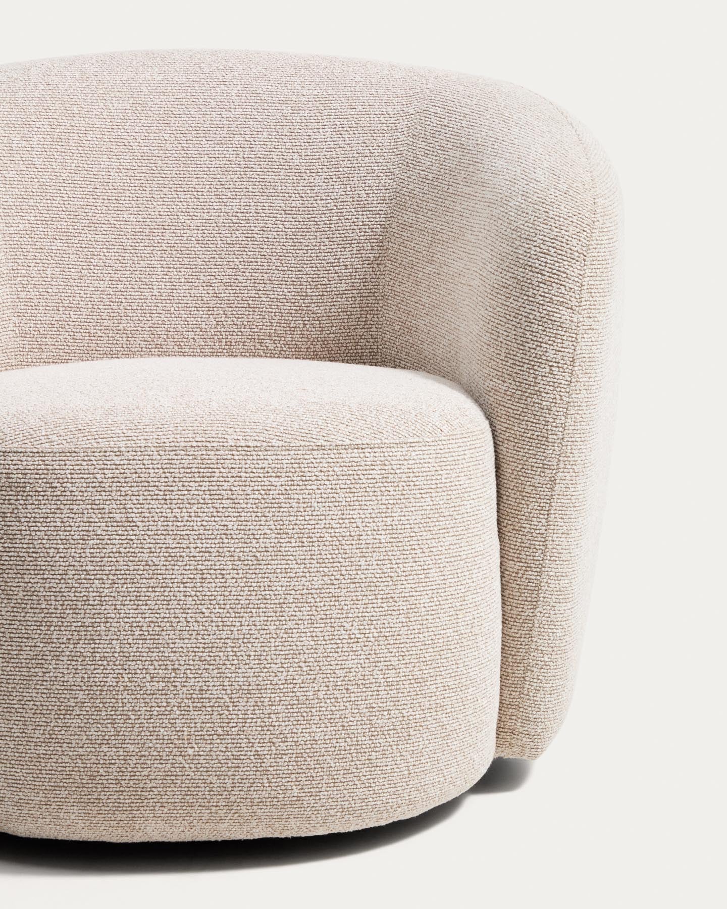 Drehsessel Odenia mit beigem Micro-Bouclé in Beige präsentiert im Onlineshop von KAQTU Design AG. Drehsessel ist von Kave Home
