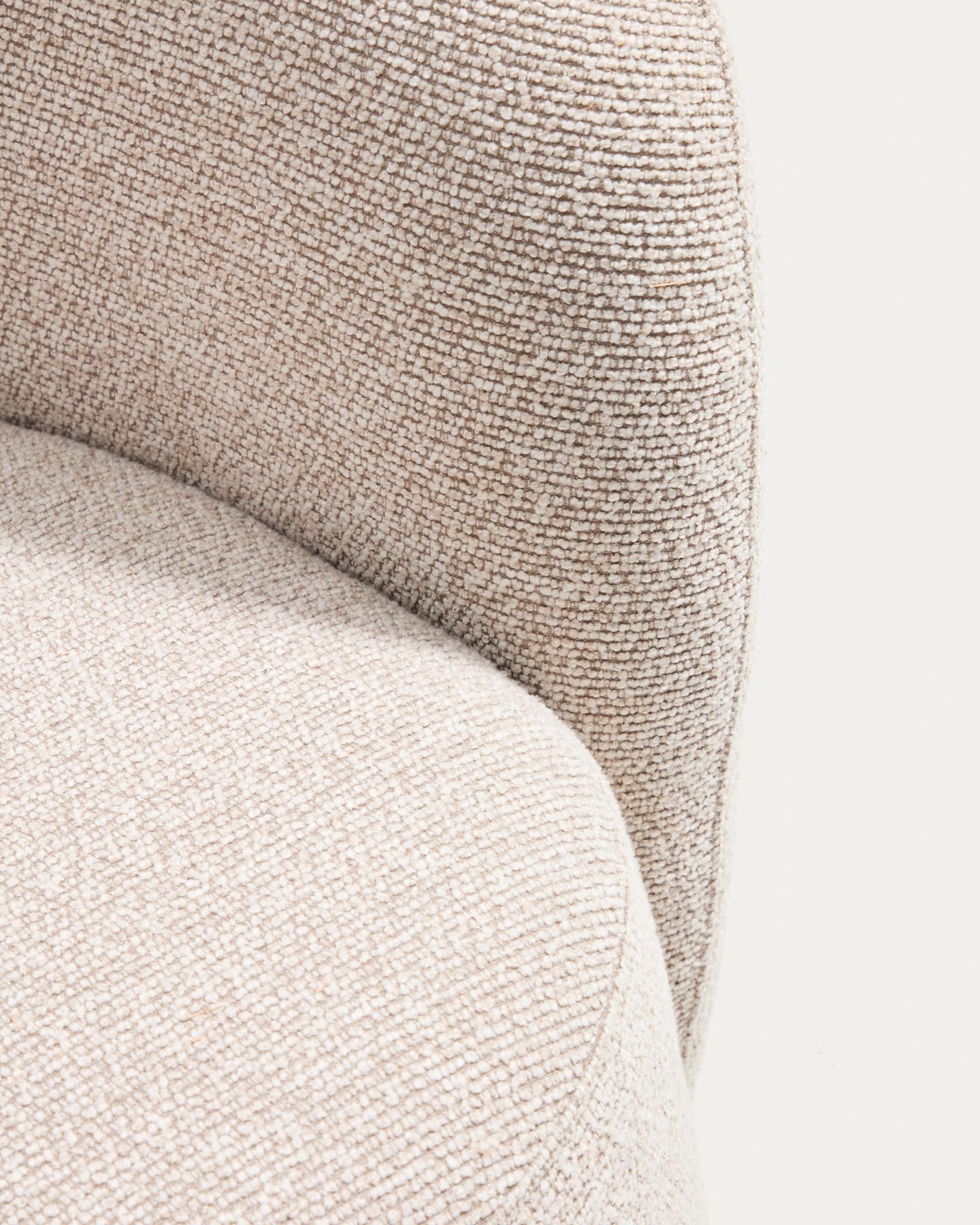 Drehsessel Odenia mit beigem Micro-Bouclé in Beige präsentiert im Onlineshop von KAQTU Design AG. Drehsessel ist von Kave Home