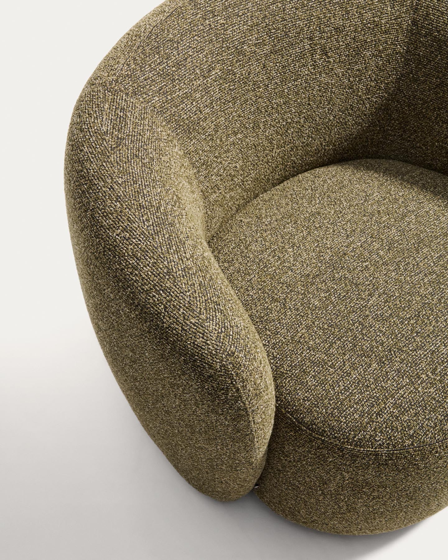 Drehsessel Odenia, schwer entflammbar mit olivgrünem Micro-Bouclé in Grün präsentiert im Onlineshop von KAQTU Design AG. Drehsessel ist von Kave Home