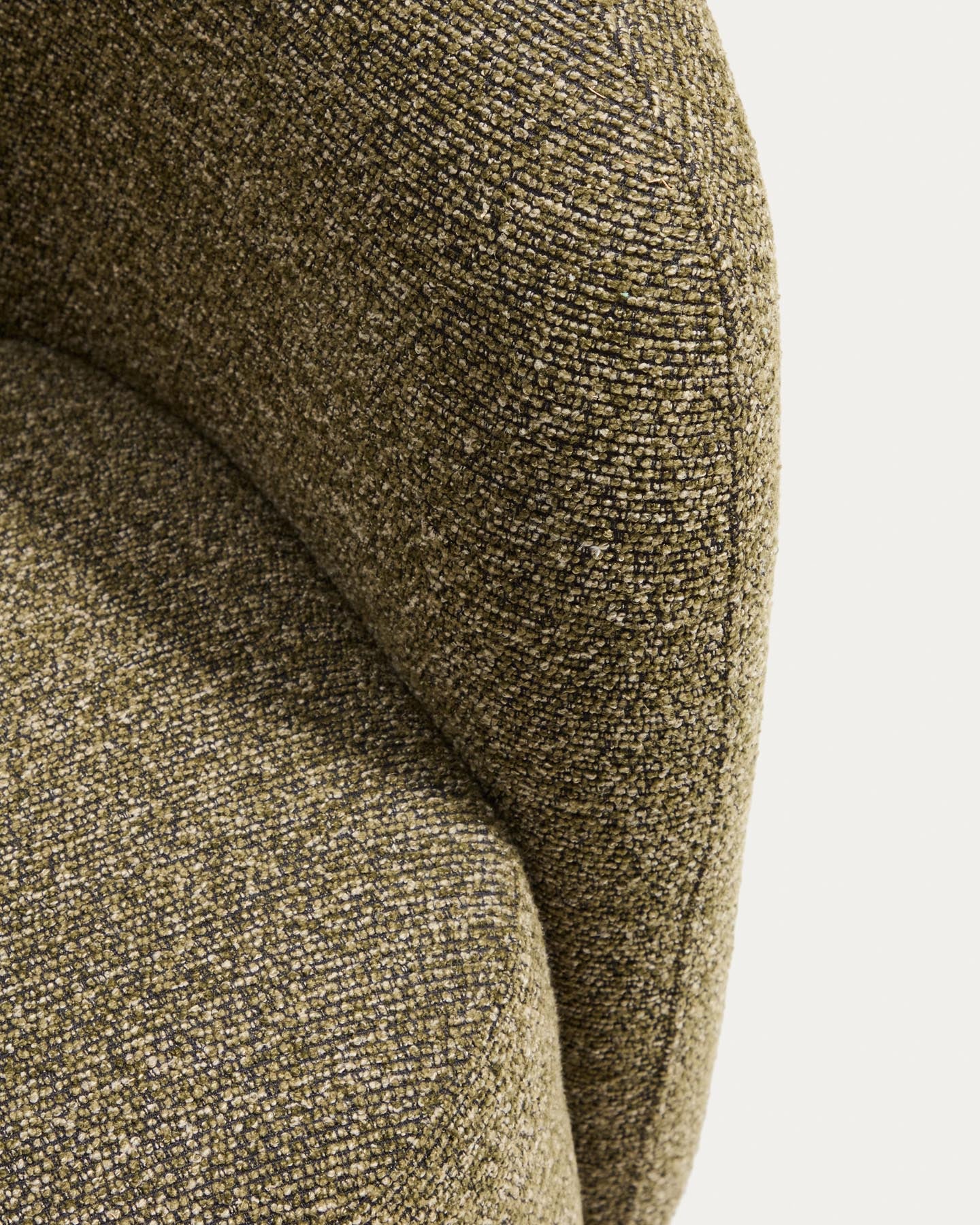 Drehsessel Odenia, schwer entflammbar mit olivgrünem Micro-Bouclé in Grün präsentiert im Onlineshop von KAQTU Design AG. Drehsessel ist von Kave Home