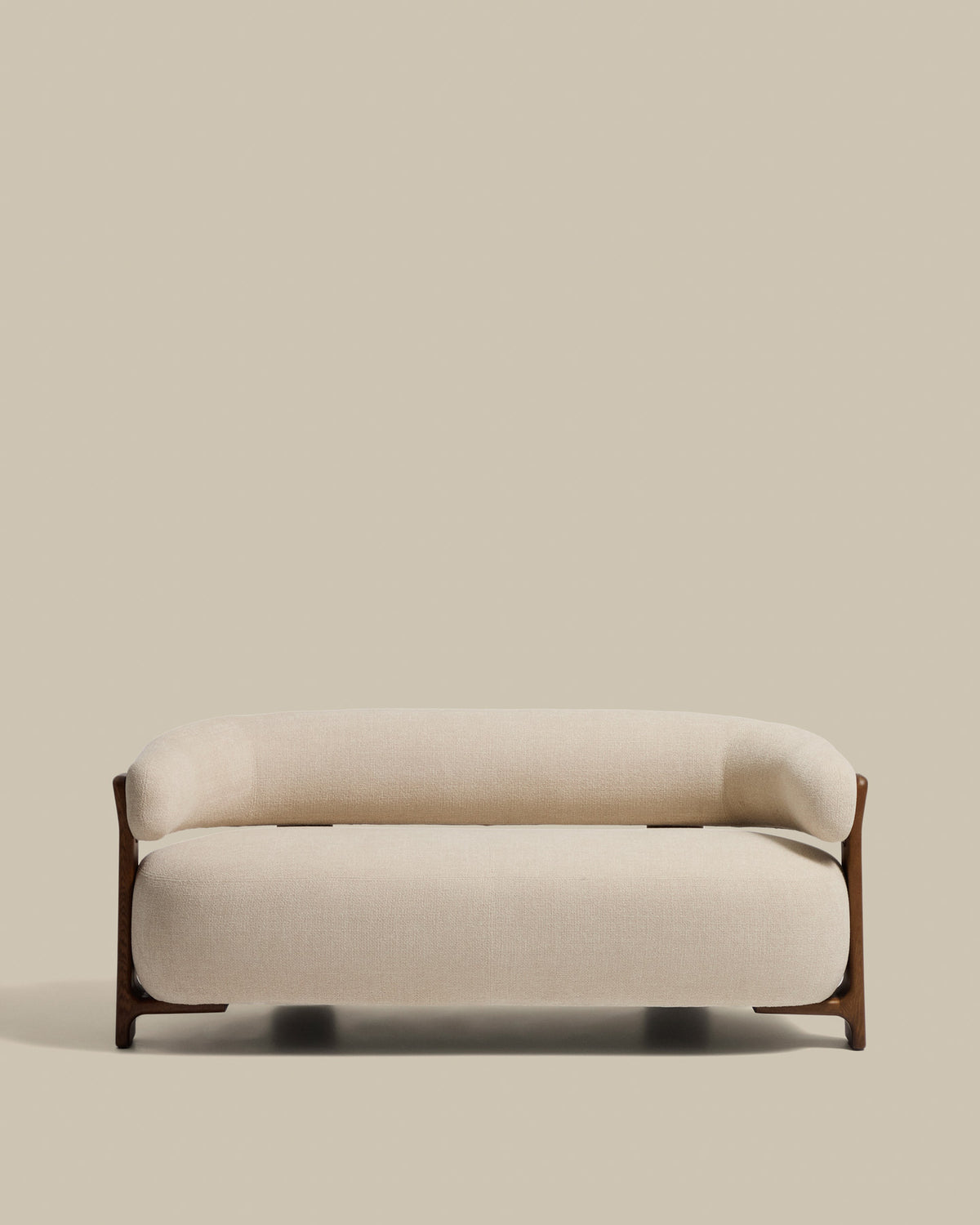 2-Sitzer-Sofa Granite mit beiger Chenille und Beinen aus massivem Eschenholz mit Nussbaumfinish, 155 cm, FSC 100 % in Beige präsentiert im Onlineshop von KAQTU Design AG. 2er Sofa ist von Kave Home