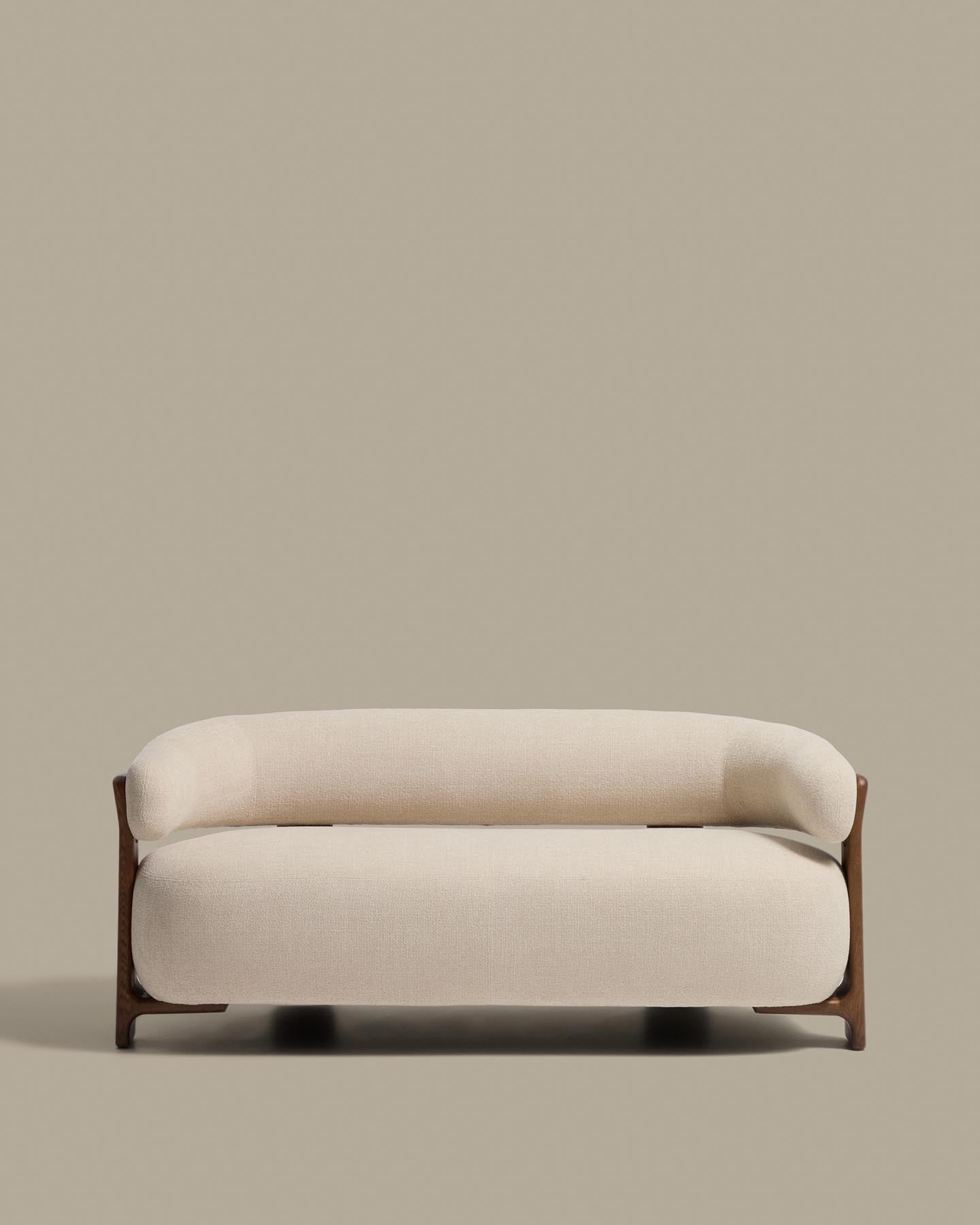 2-Sitzer-Sofa Granite mit beiger Chenille und Beinen aus massivem Eschenholz mit Nussbaumfinish, 155 cm, FSC 100 % in Beige präsentiert im Onlineshop von KAQTU Design AG. 2er Sofa ist von Kave Home