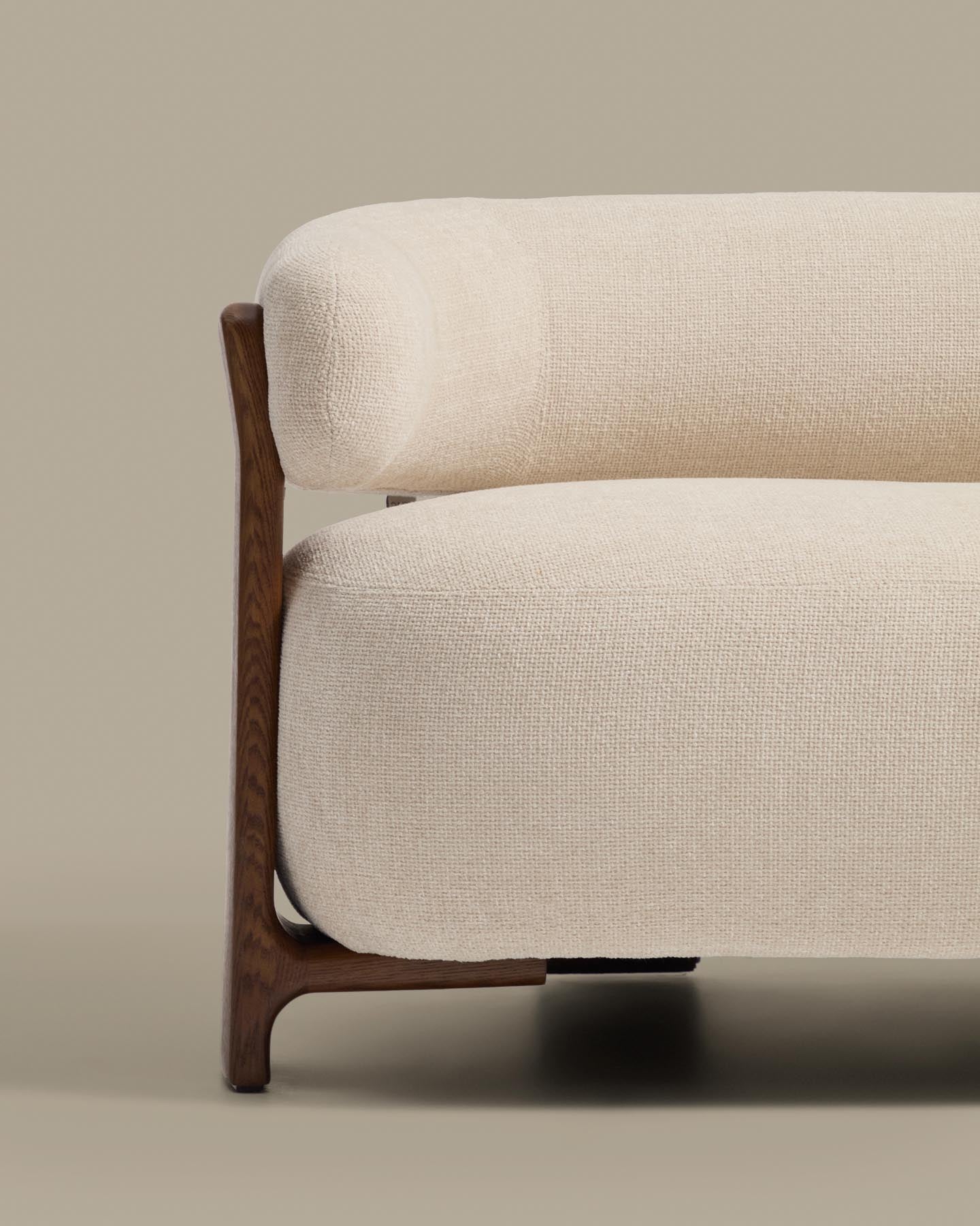2-Sitzer-Sofa Granite mit beiger Chenille und Beinen aus massivem Eschenholz mit Nussbaumfinish, 155 cm, FSC 100 % in Beige präsentiert im Onlineshop von KAQTU Design AG. 2er Sofa ist von Kave Home