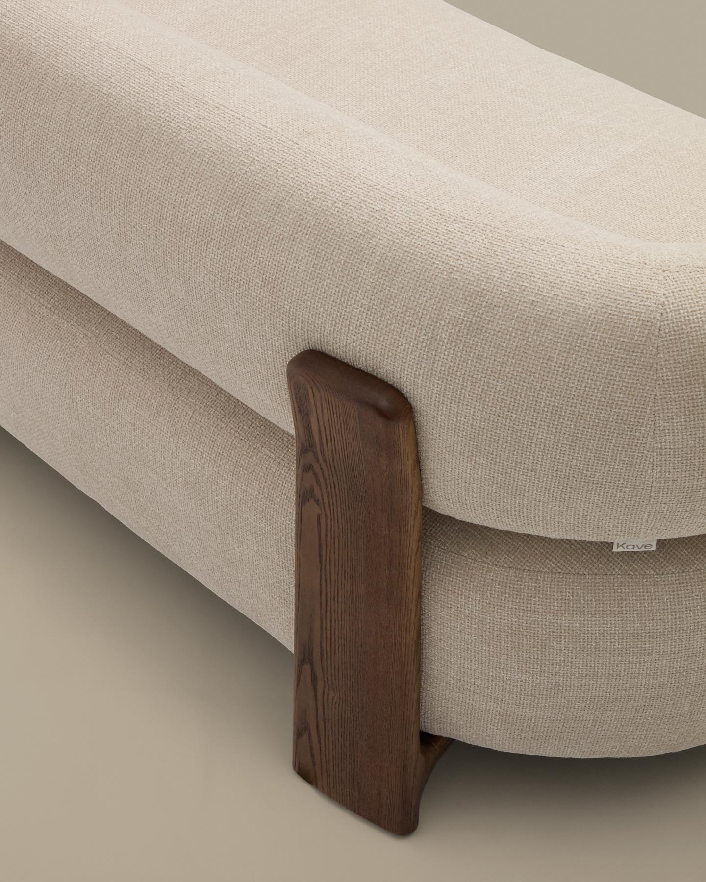 2-Sitzer-Sofa Granite mit beiger Chenille und Beinen aus massivem Eschenholz mit Nussbaumfinish, 155 cm, FSC 100 % in Beige präsentiert im Onlineshop von KAQTU Design AG. 2er Sofa ist von Kave Home