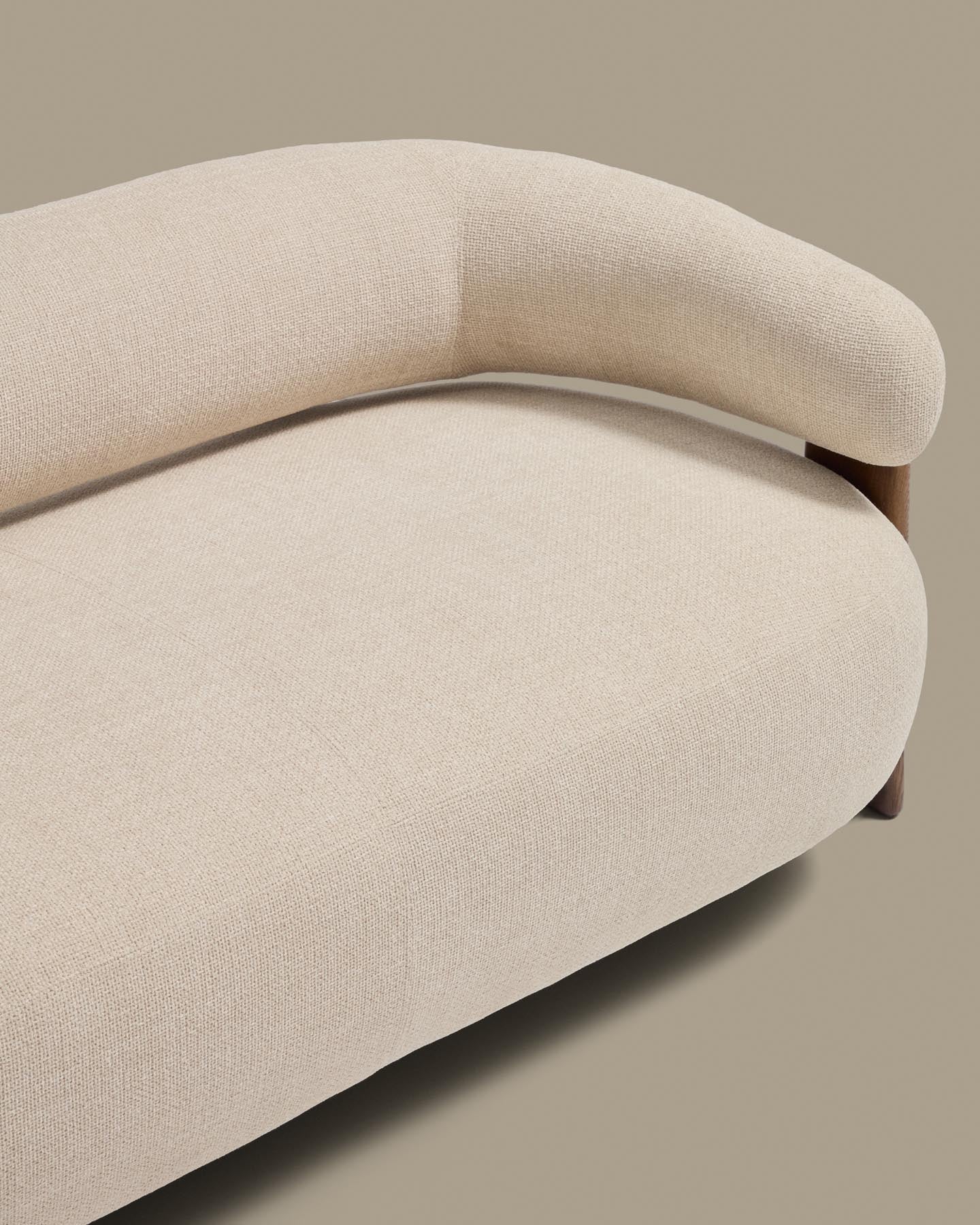 2-Sitzer-Sofa Granite mit beiger Chenille und Beinen aus massivem Eschenholz mit Nussbaumfinish, 155 cm, FSC 100 % in Beige präsentiert im Onlineshop von KAQTU Design AG. 2er Sofa ist von Kave Home