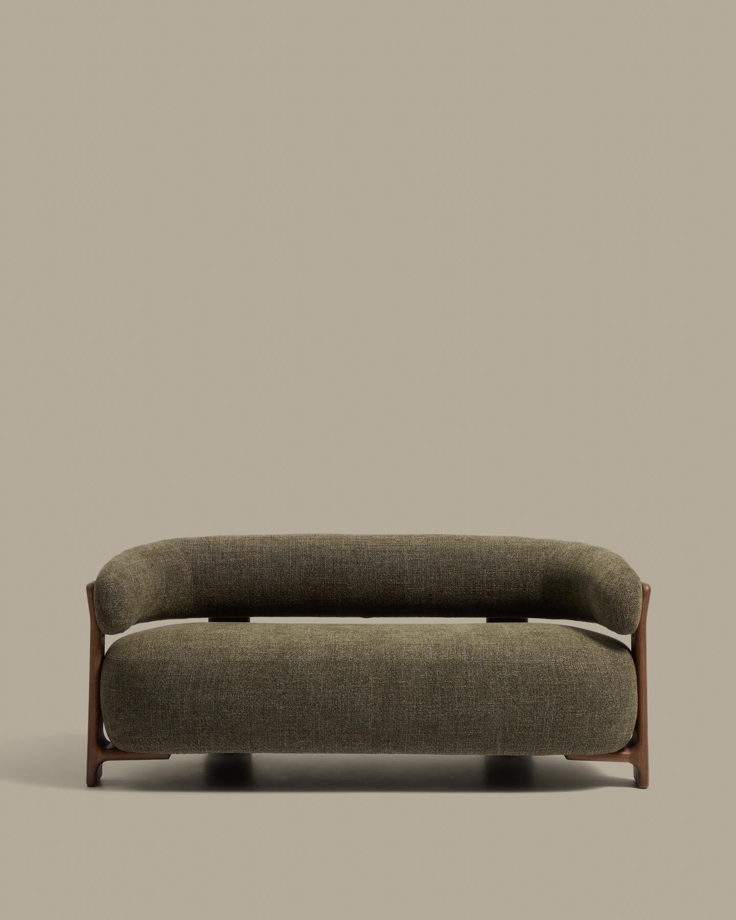 2-Sitzer-Sofa Granite mit grüner Chenille und Beinen aus massivem Eschenholz mit Nussbaumfinish, 155 cm, FSC 100 % in Dunkelgrün präsentiert im Onlineshop von KAQTU Design AG. 2er Sofa ist von Kave Home