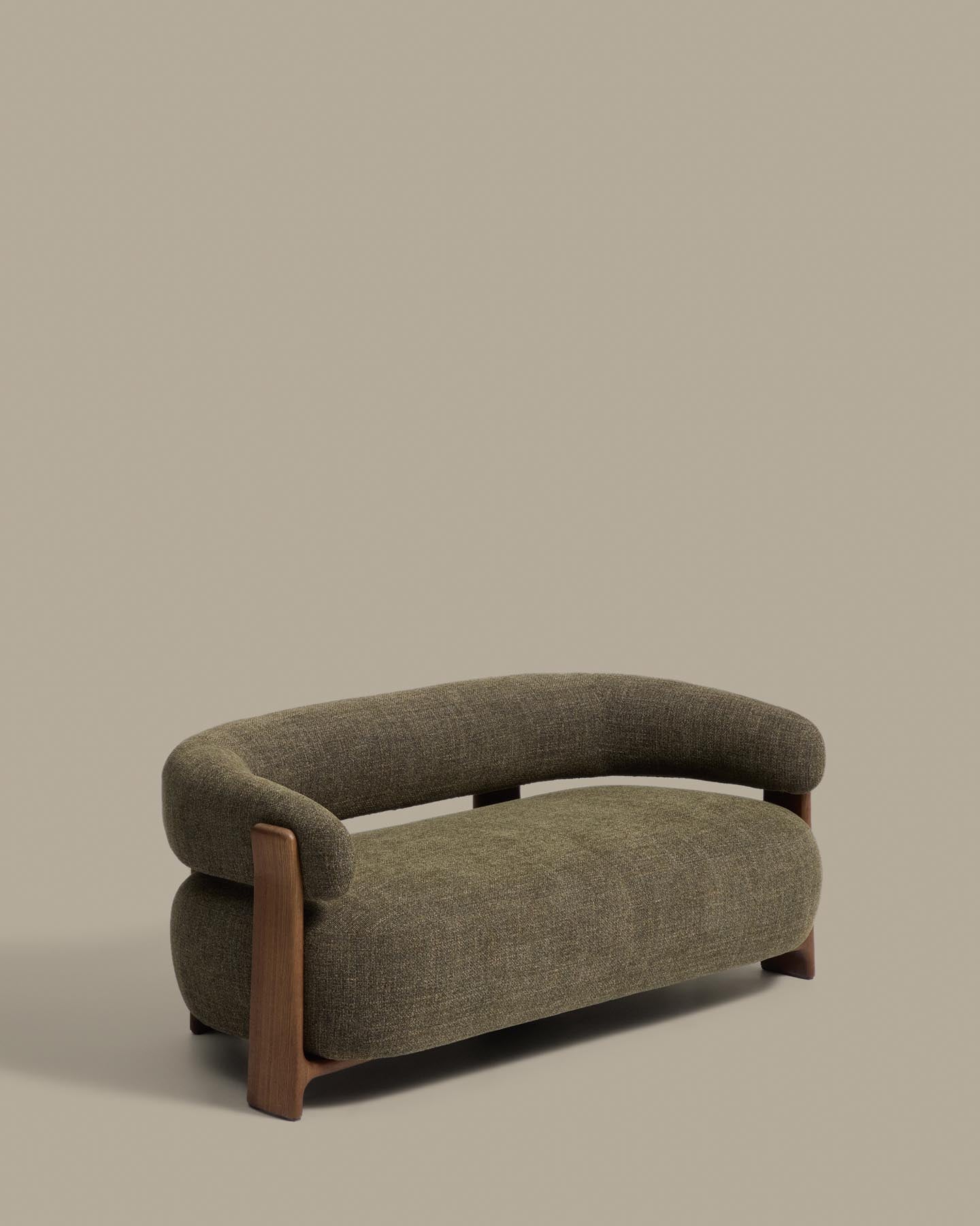 2-Sitzer-Sofa Granite mit grüner Chenille und Beinen aus massivem Eschenholz mit Nussbaumfinish, 155 cm, FSC 100 % in Dunkelgrün präsentiert im Onlineshop von KAQTU Design AG. 2er Sofa ist von Kave Home