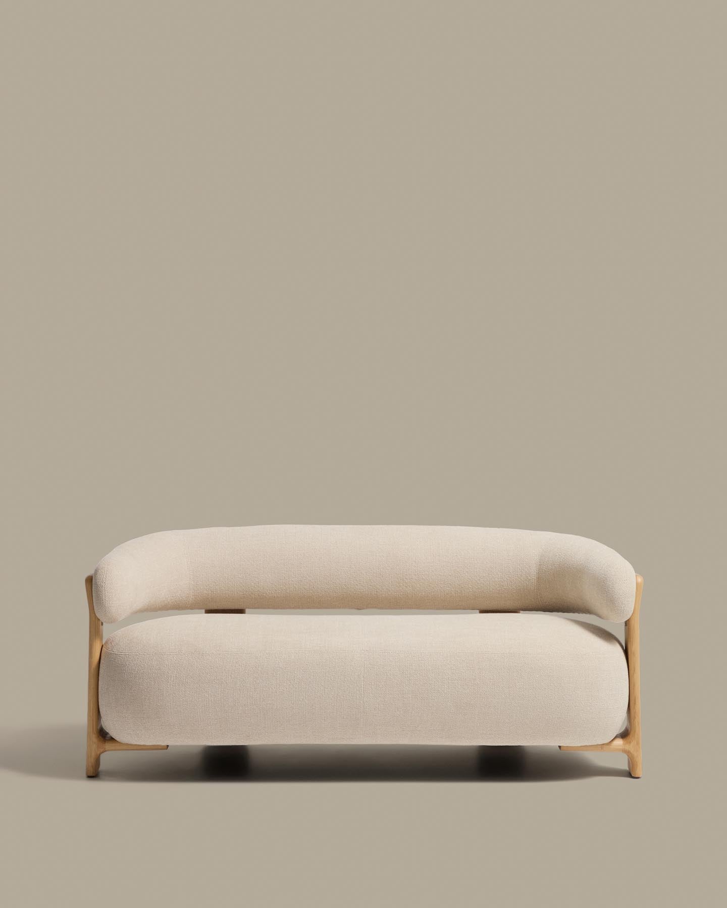 2-Sitzer-Sofa Granite mit beiger Chenille und Beinen aus massivem Eschenholz mit natürlichem Finish, 155 cm, FSC 100 % in Beige präsentiert im Onlineshop von KAQTU Design AG. 2er Sofa ist von Kave Home