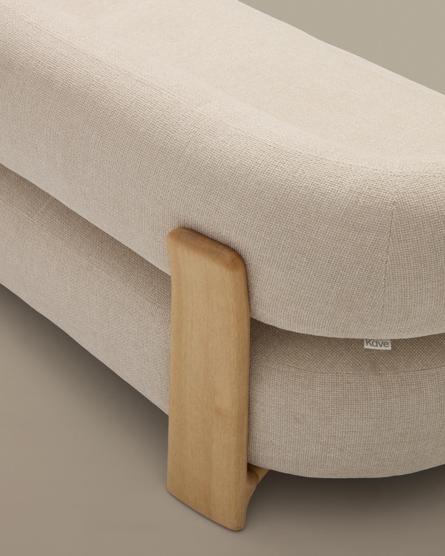 2-Sitzer-Sofa Granite mit beiger Chenille und Beinen aus massivem Eschenholz mit natürlichem Finish, 155 cm, FSC 100 % in Beige präsentiert im Onlineshop von KAQTU Design AG. 2er Sofa ist von Kave Home