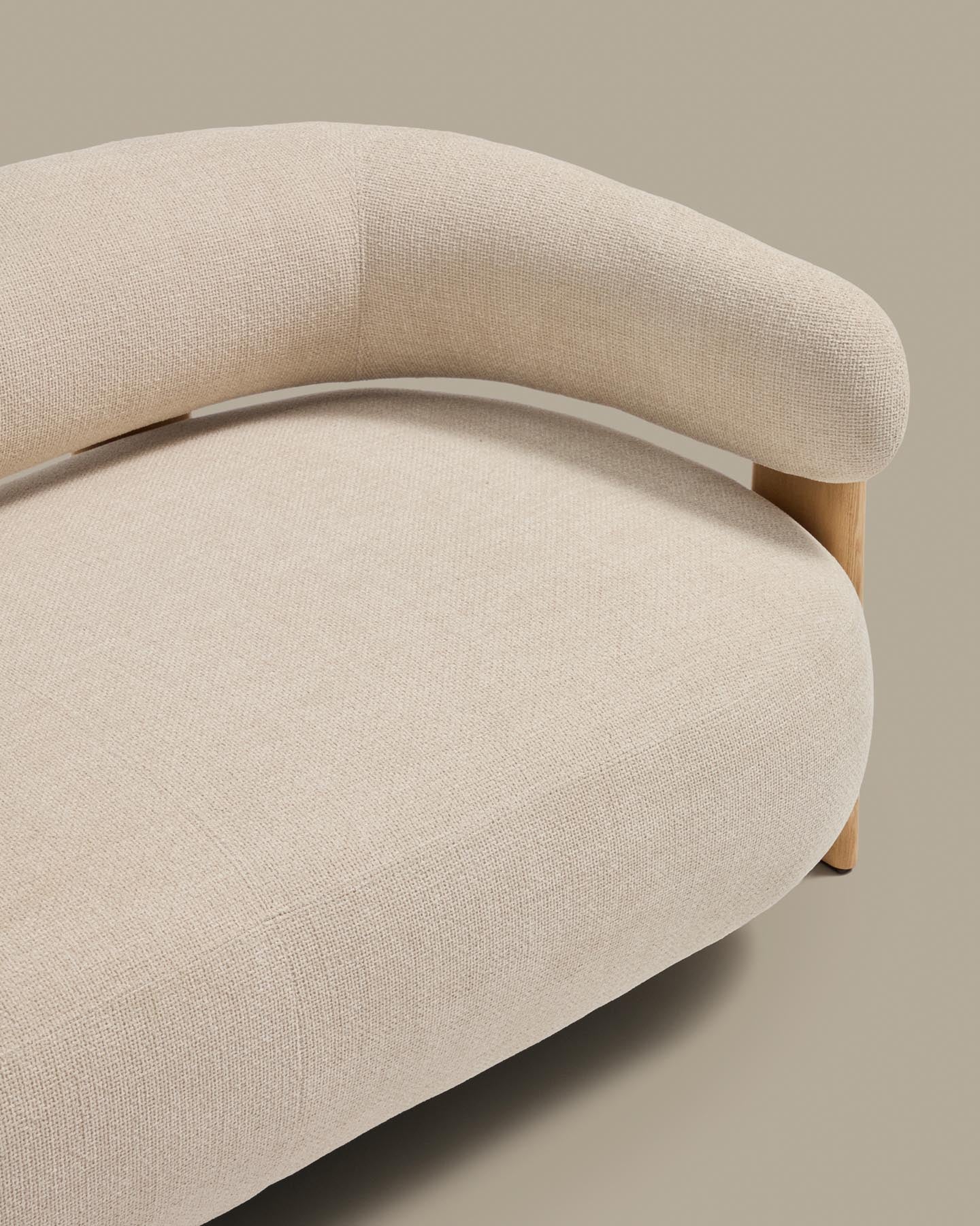 2-Sitzer-Sofa Granite mit beiger Chenille und Beinen aus massivem Eschenholz mit natürlichem Finish, 155 cm, FSC 100 % in Beige präsentiert im Onlineshop von KAQTU Design AG. 2er Sofa ist von Kave Home
