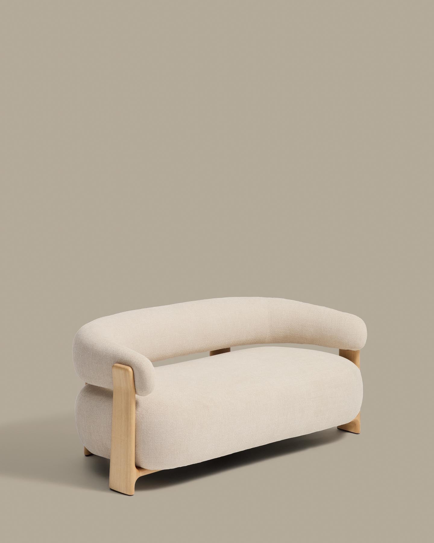 2-Sitzer-Sofa Granite mit beiger Chenille und Beinen aus massivem Eschenholz mit natürlichem Finish, 155 cm, FSC 100 % in Beige präsentiert im Onlineshop von KAQTU Design AG. 2er Sofa ist von Kave Home