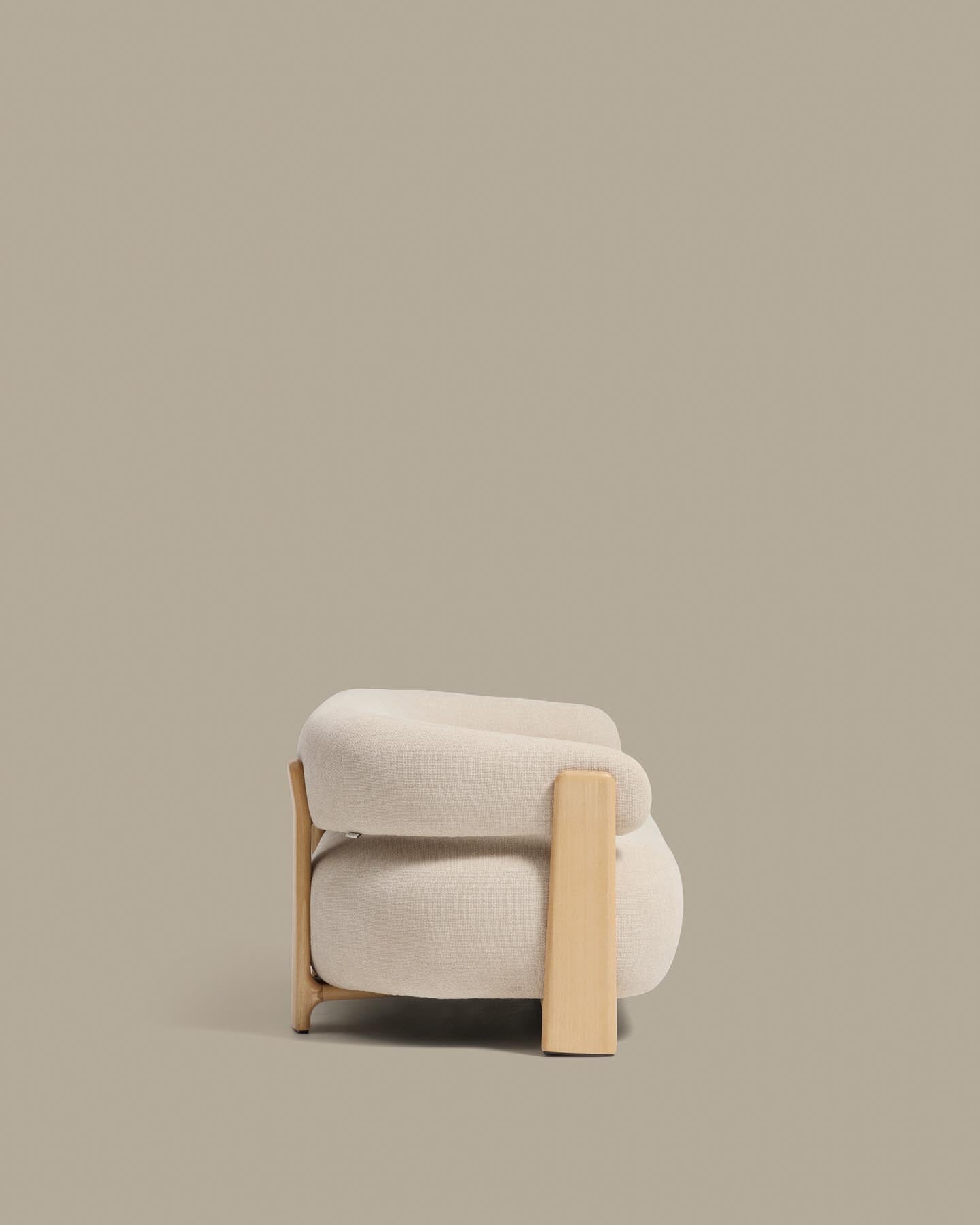 2-Sitzer-Sofa Granite mit beiger Chenille und Beinen aus massivem Eschenholz mit natürlichem Finish, 155 cm, FSC 100 % in Beige präsentiert im Onlineshop von KAQTU Design AG. 2er Sofa ist von Kave Home