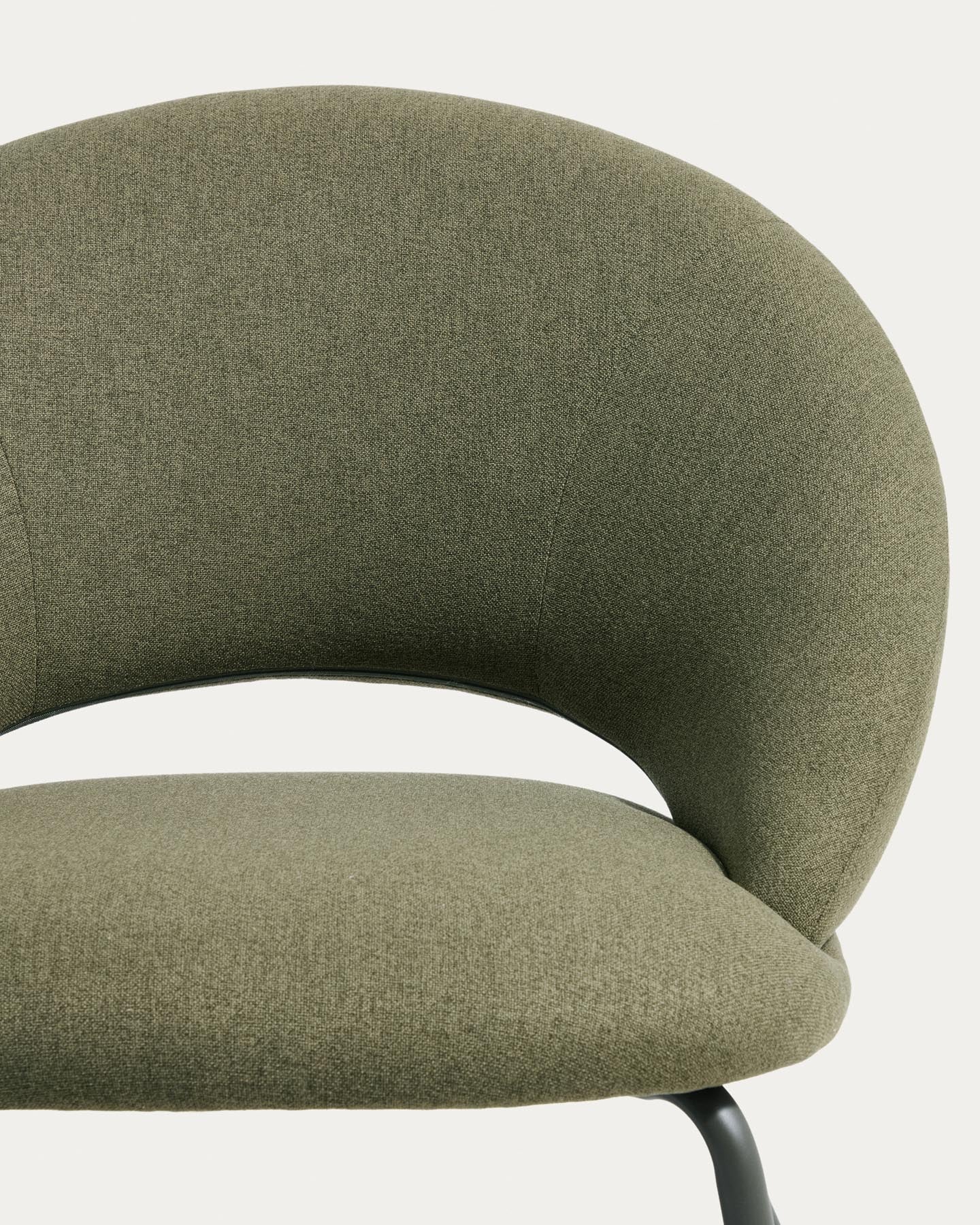 Sessel Bonali mit grüner Chenille und grünen Metallbeinen, FSC Mix Credit  in Grün präsentiert im Onlineshop von KAQTU Design AG. Sessel ist von Kave Home