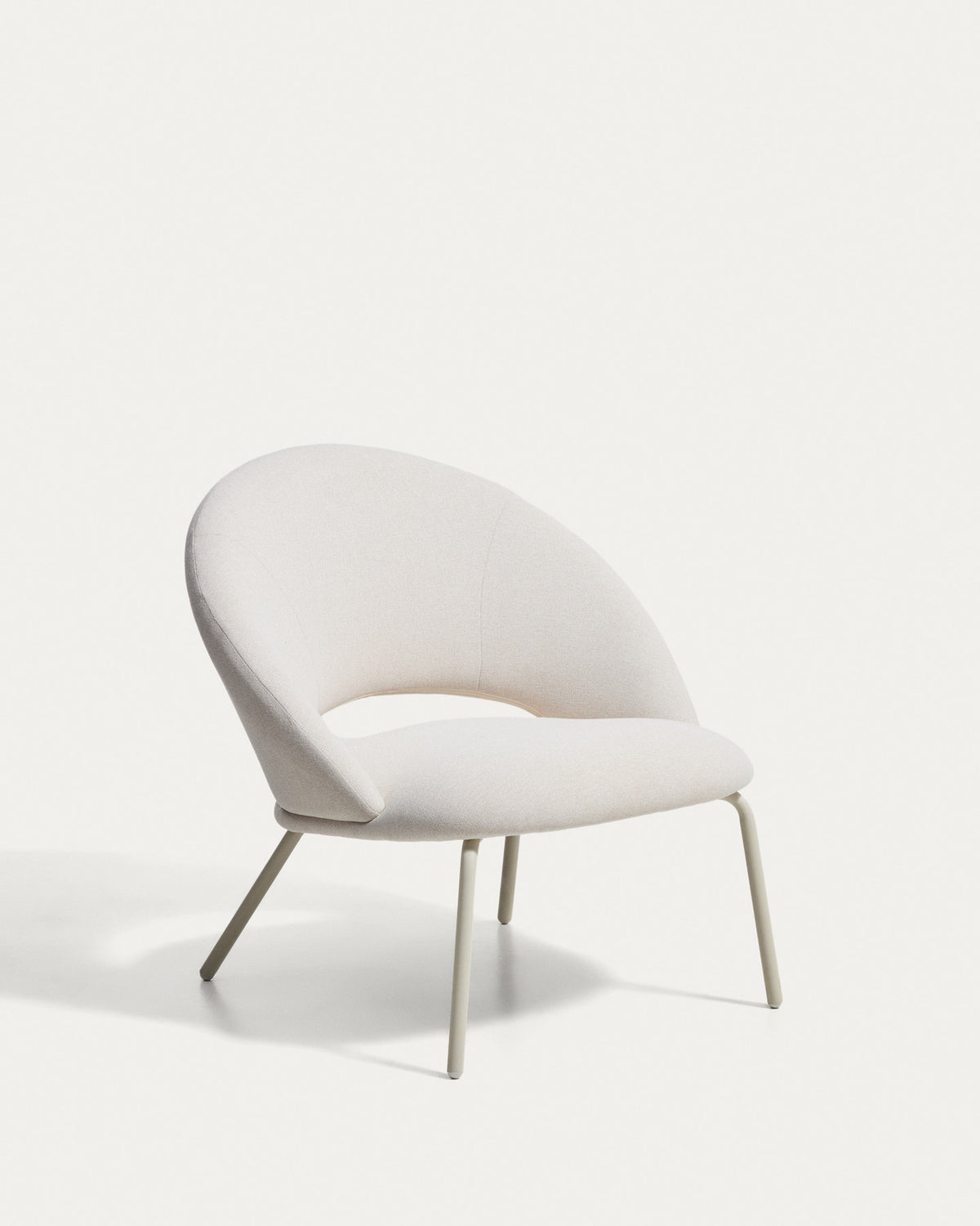 Sessel Bonali mit beiger Chenille und beigen Metallbeinen, FSC Mix Credit in Beige präsentiert im Onlineshop von KAQTU Design AG. Sessel ist von Kave Home