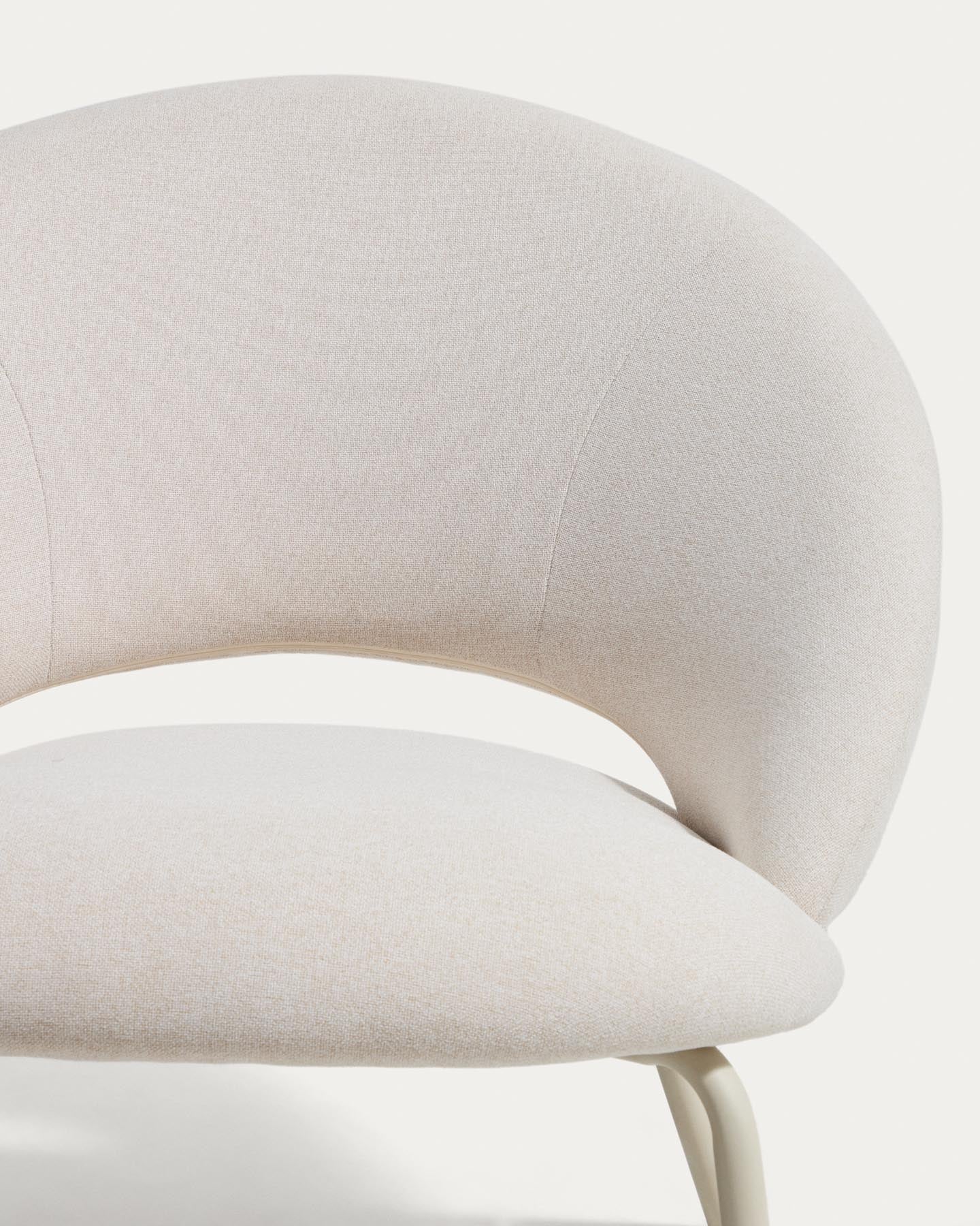 Sessel Bonali mit beiger Chenille und beigen Metallbeinen, FSC Mix Credit  in Beige präsentiert im Onlineshop von KAQTU Design AG. Sessel ist von Kave Home