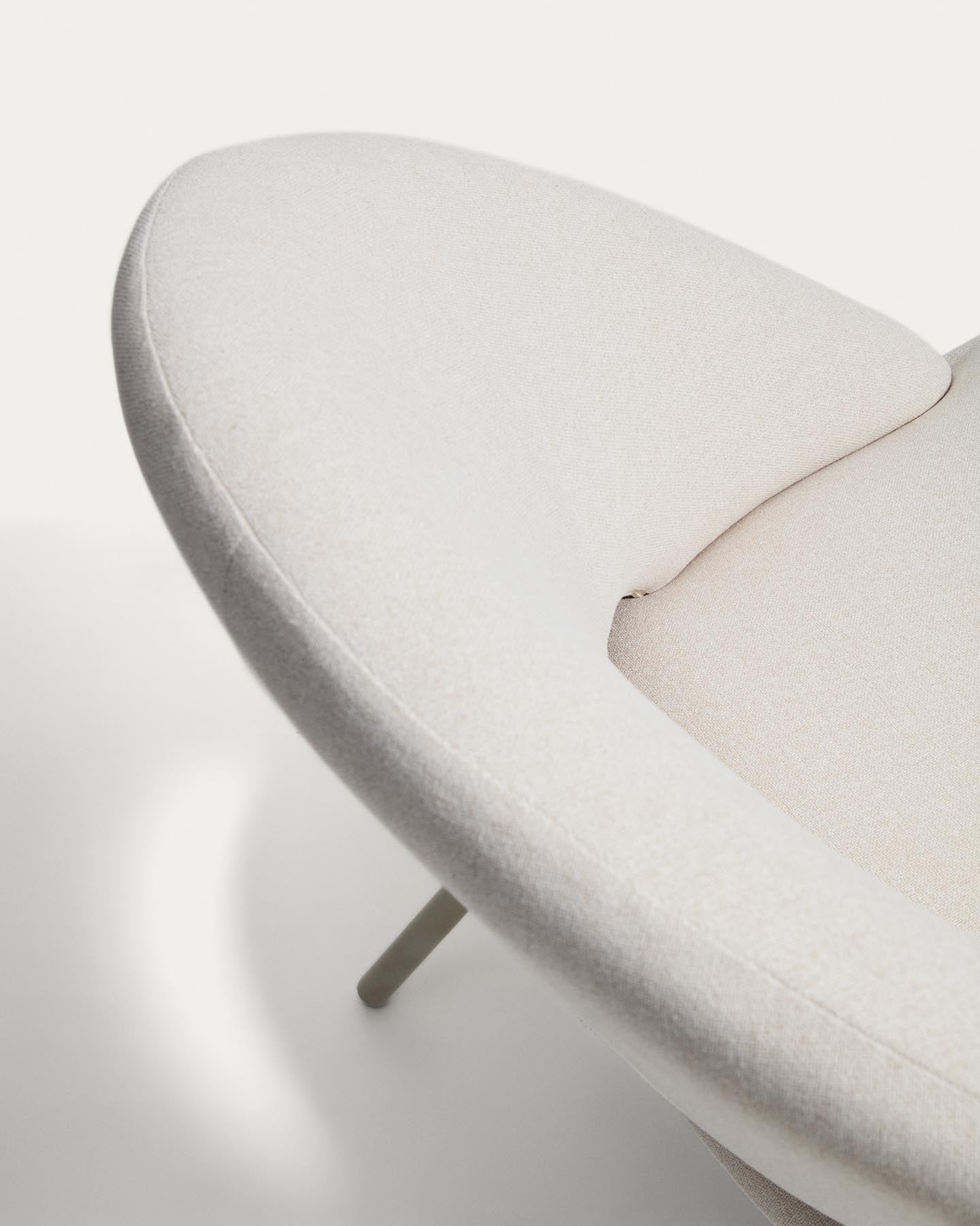 Sessel Bonali mit beiger Chenille und beigen Metallbeinen, FSC Mix Credit  in Beige präsentiert im Onlineshop von KAQTU Design AG. Sessel ist von Kave Home