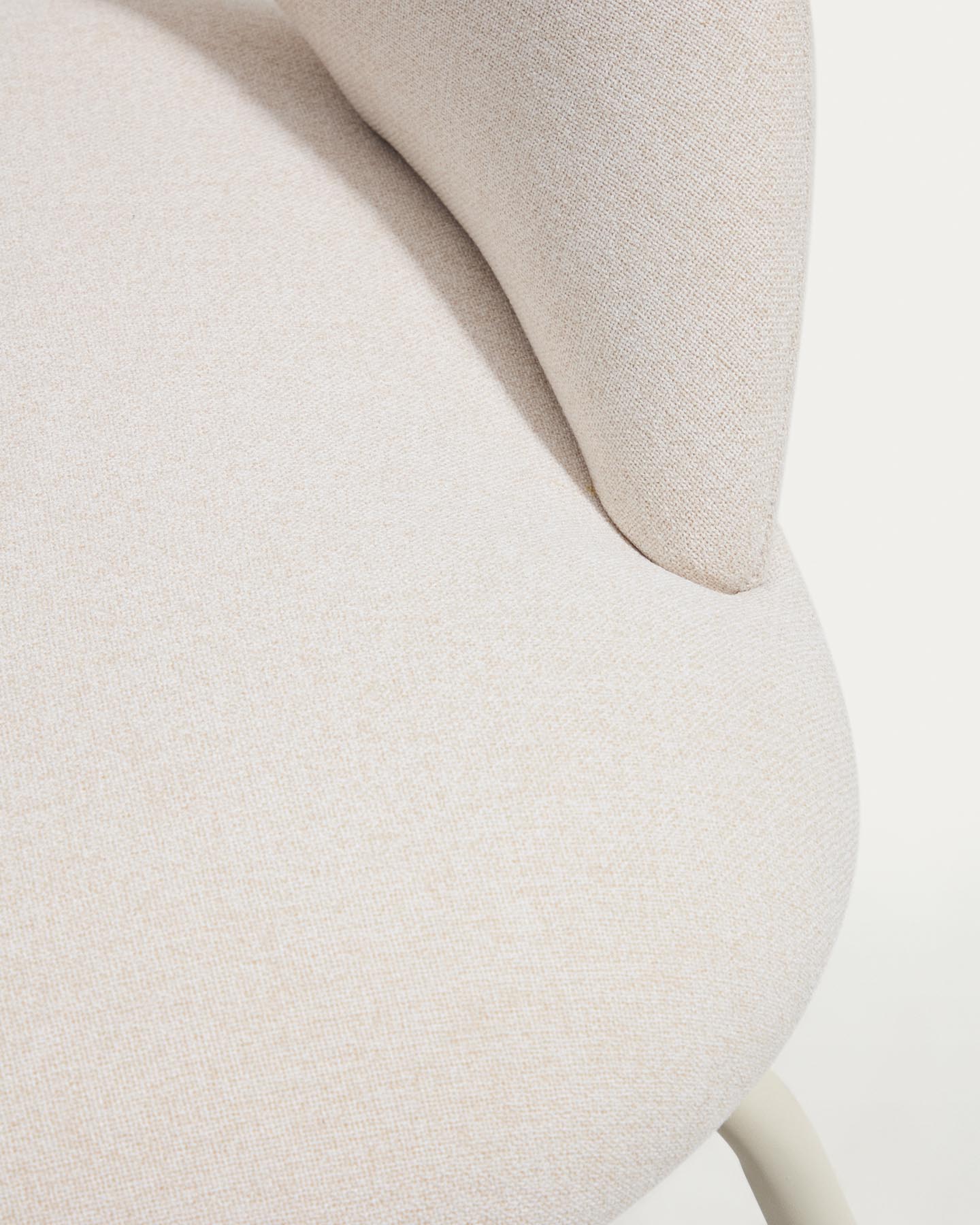 Sessel Bonali mit beiger Chenille und beigen Metallbeinen, FSC Mix Credit  in Beige präsentiert im Onlineshop von KAQTU Design AG. Sessel ist von Kave Home