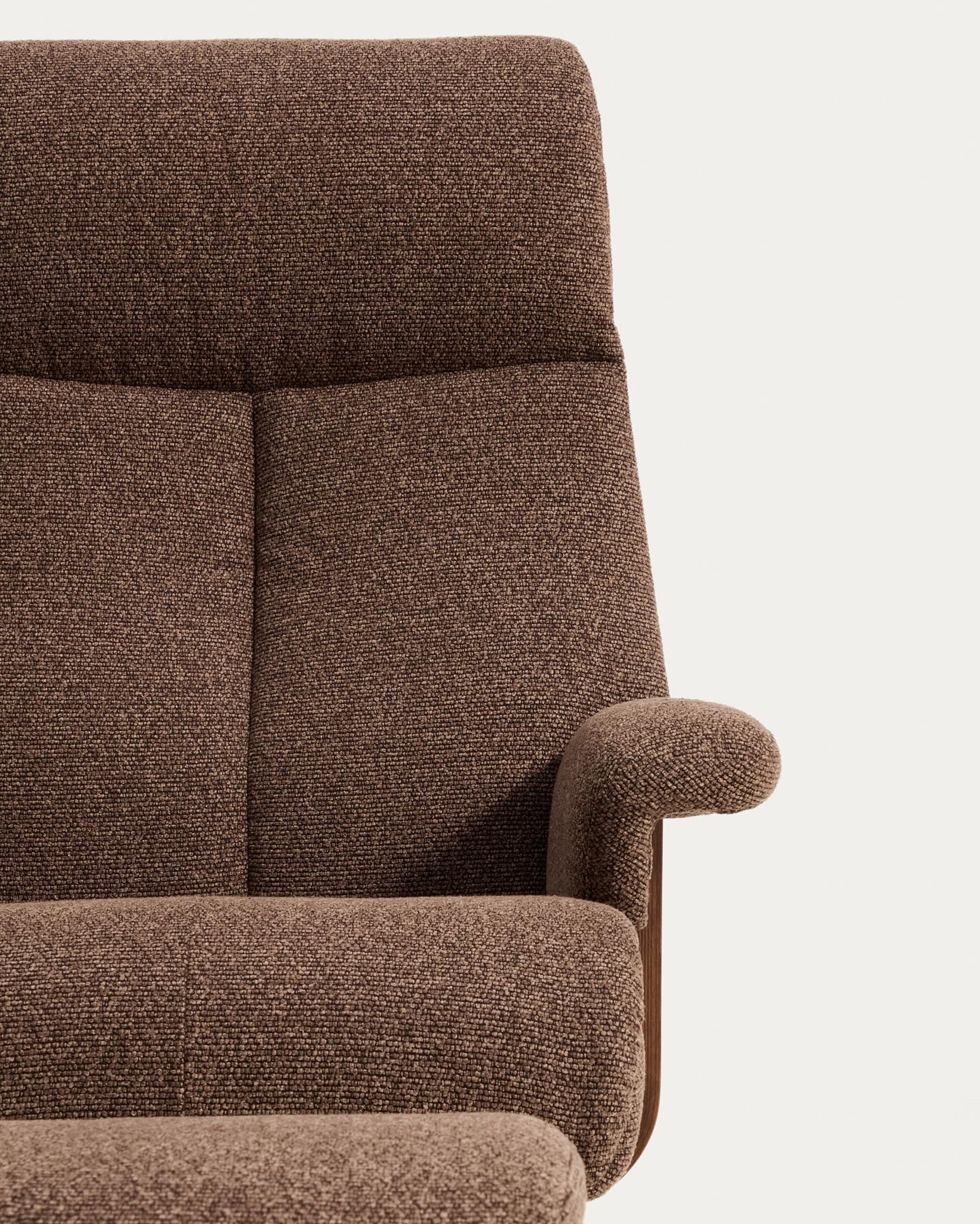 Verstellbarer Drehsessel Toriel mit Fussablage in schokobraunem Microbouclé und mit Beinen aus Aluminium, FSC Mix Credit in Dunkelbraun präsentiert im Onlineshop von KAQTU Design AG. Drehsessel ist von Kave Home