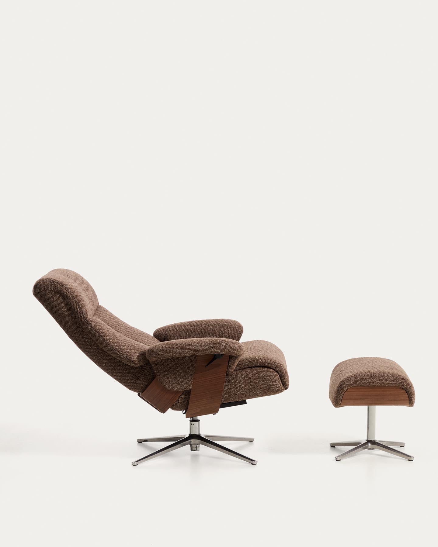 Verstellbarer Drehsessel Toriel mit Fussablage in schokobraunem Microbouclé und mit Beinen aus Aluminium, FSC Mix Credit in Dunkelbraun präsentiert im Onlineshop von KAQTU Design AG. Drehsessel ist von Kave Home