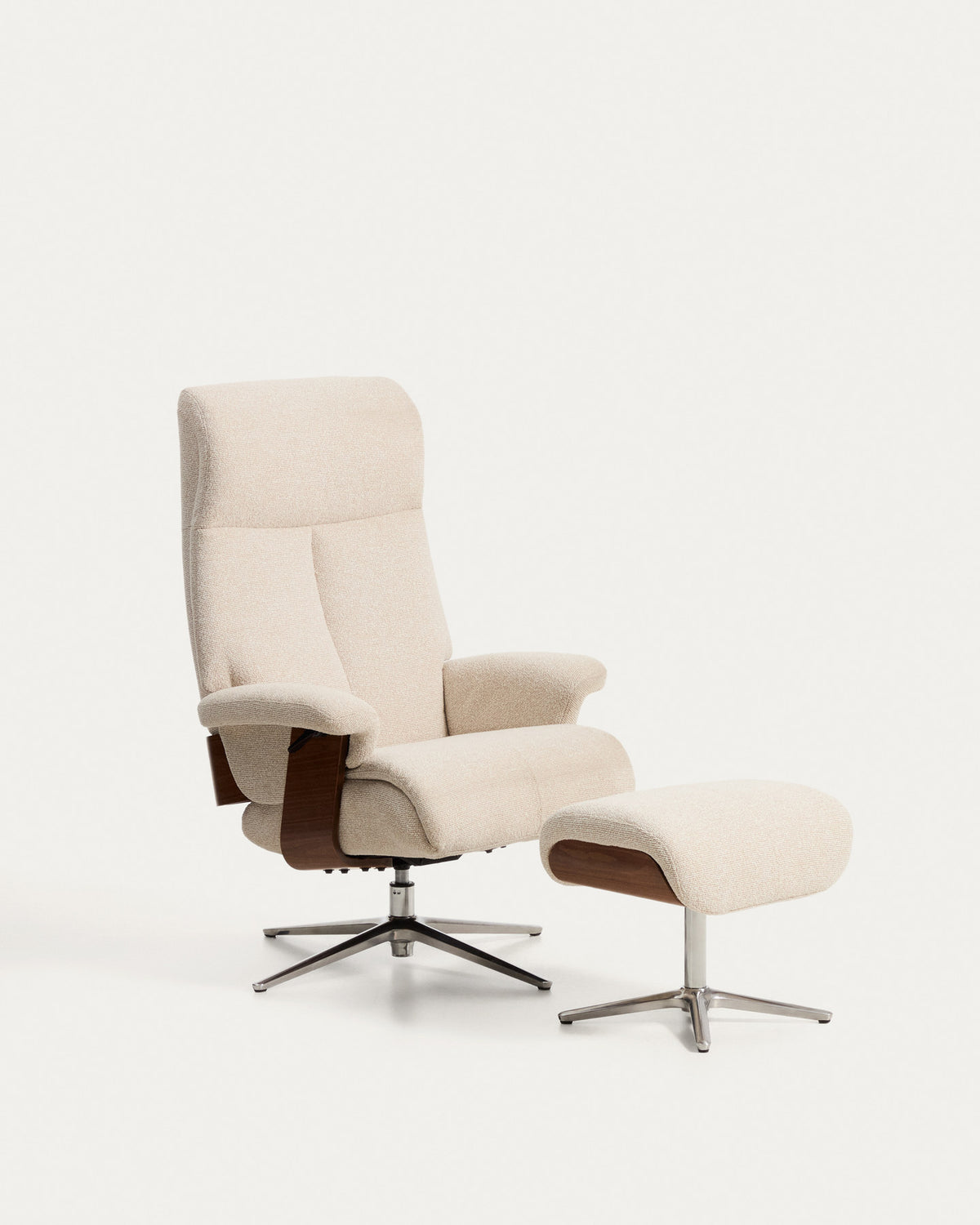 Drehsessel Toriel von Kave Home in Beige, Bezug aus Microbouclé mit 3D-Struktur, Beine aus Aluminium, inklusive passender Fussablage