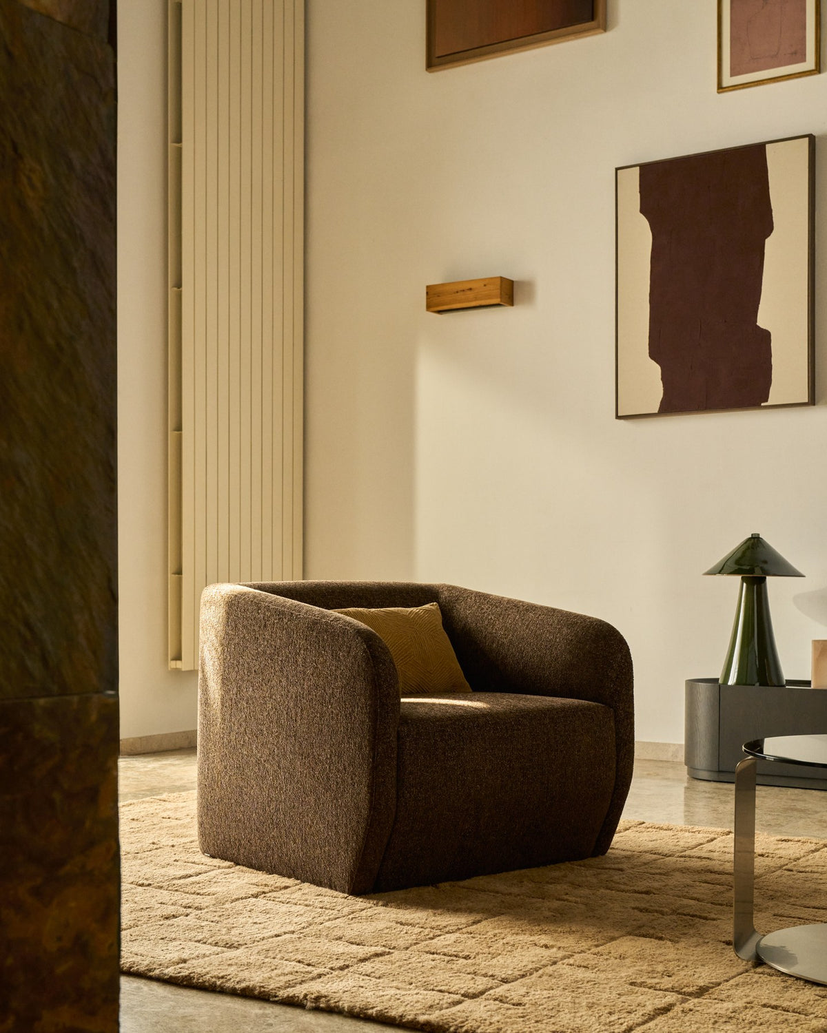 Sessel Milare mit dunkelbraunem Chenille-Bezug, abgerundeten Armlehnen und Kunststoffgleitern, Sperrholzgestell, Masse 83x82x70 cm.