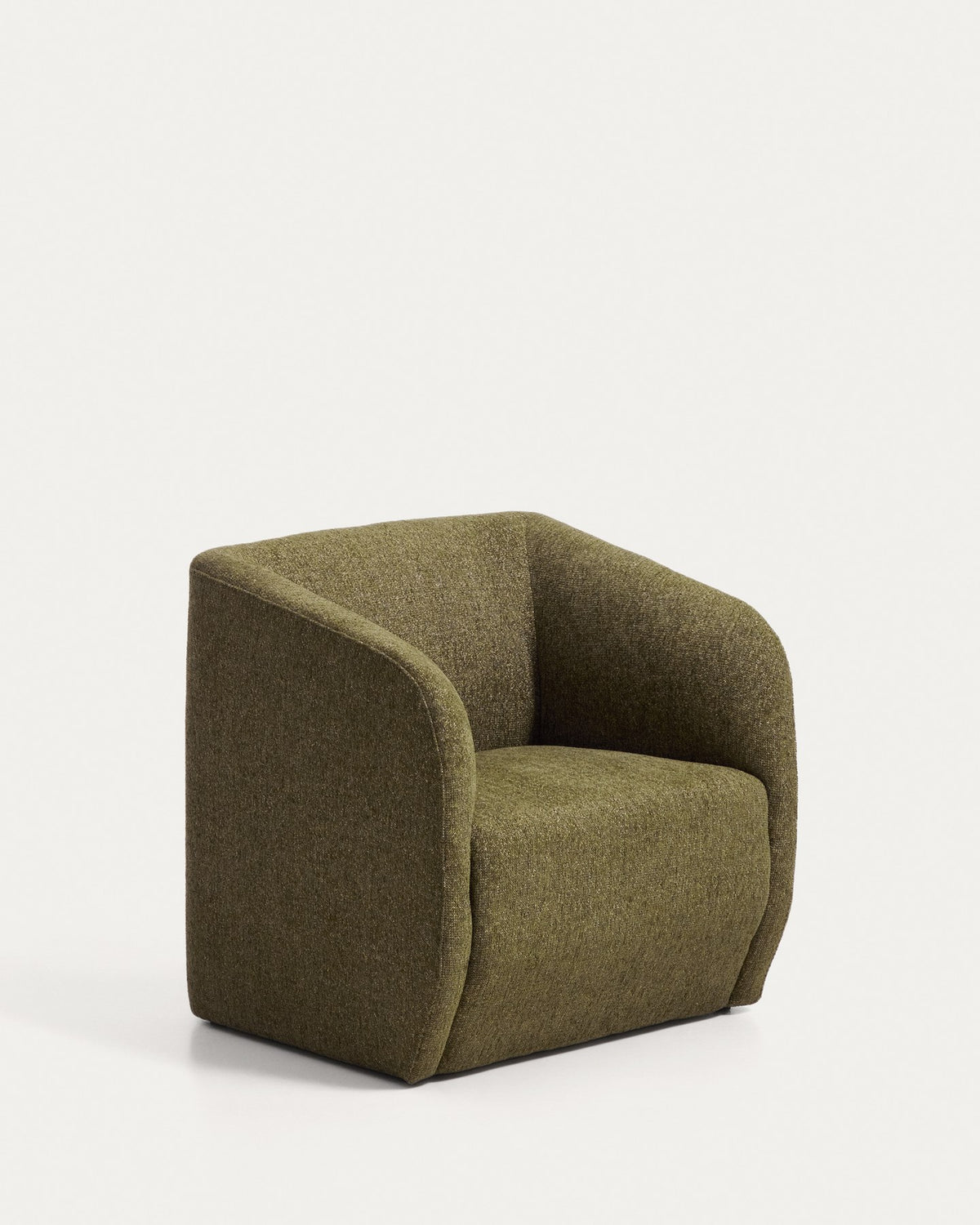 Sessel Milare von Kave Home mit olivgrünem Chenille-Bezug, abgerundeter Rückenlehne und Armlehnen sowie Kunststoffgleitern an den Beinen.