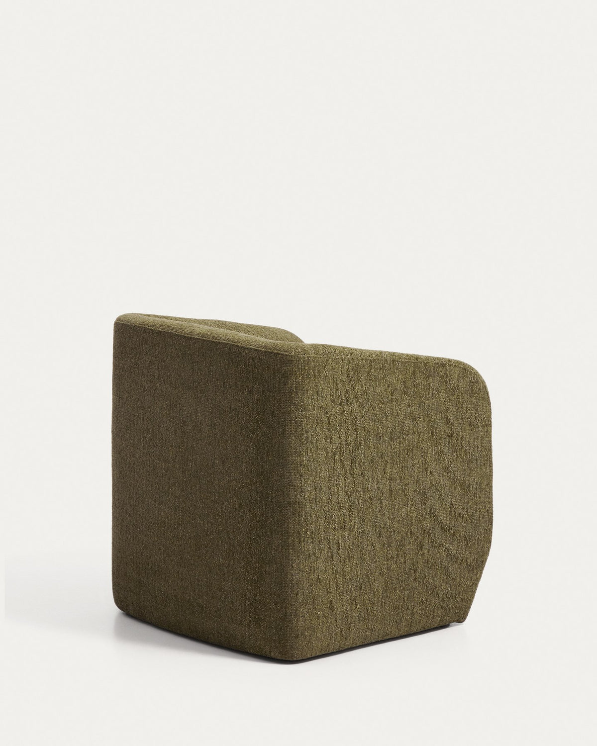 Sessel Milare von Kave Home mit olivgrünem Chenille-Bezug, abgerundeter Rückenlehne und Armlehnen sowie Kunststoffgleitern an den Beinen.