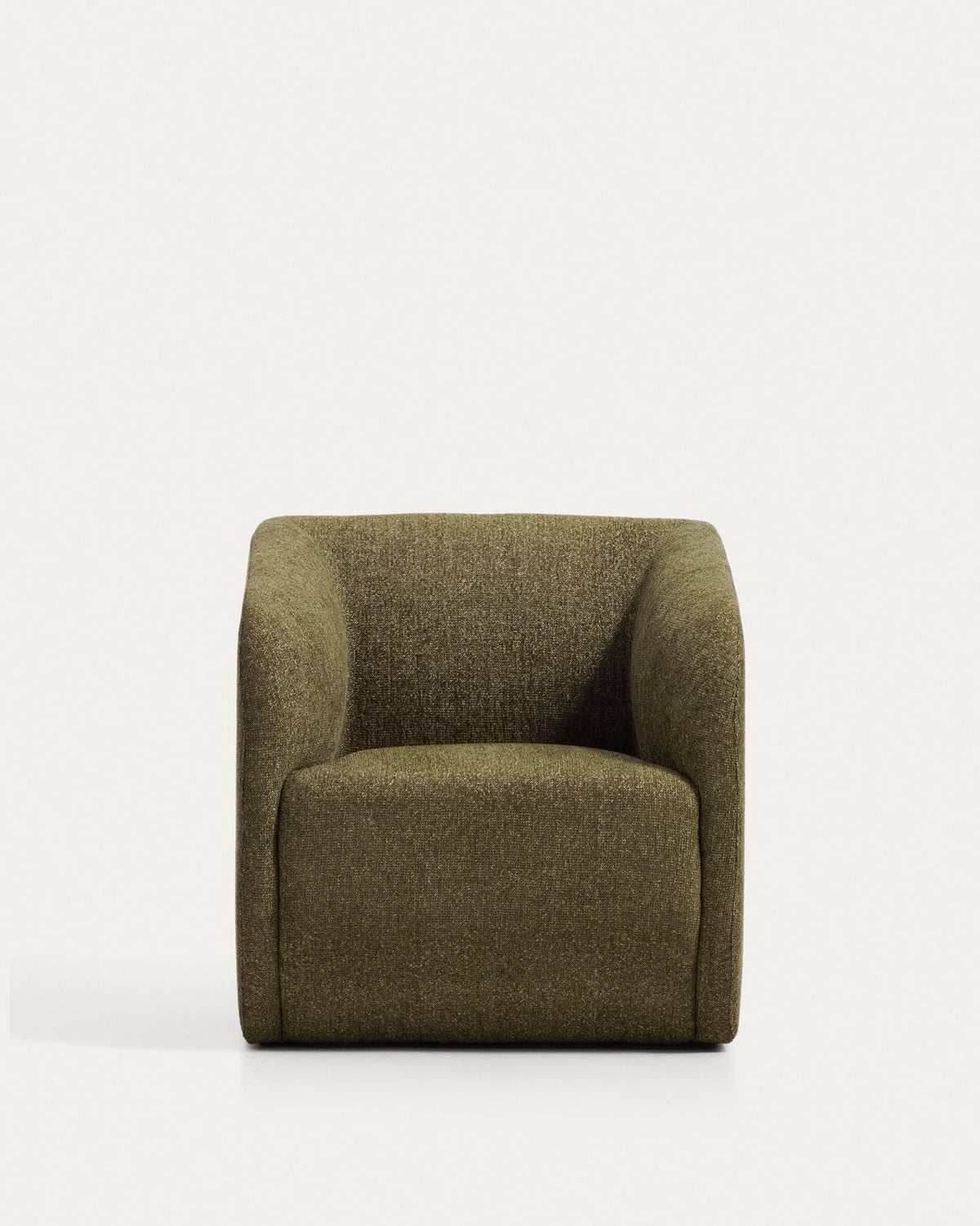 Sessel Milare von Kave Home mit olivgrünem Chenille-Bezug, abgerundeter Rückenlehne und Armlehnen sowie Kunststoffgleitern an den Beinen.