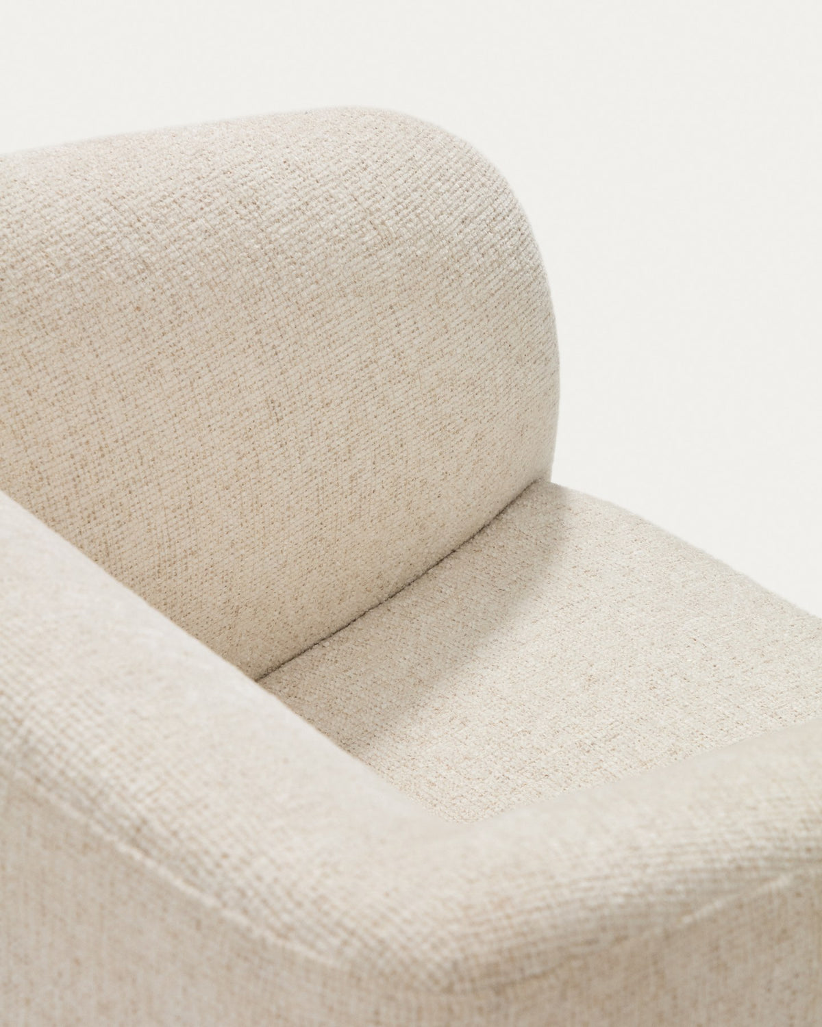 Beiger Sessel Milare aus Chenille-Stoff mit gepolsterter Sitzfläche, abgerundeten Armlehnen und Kunststoffgleitern, Frontalansicht.