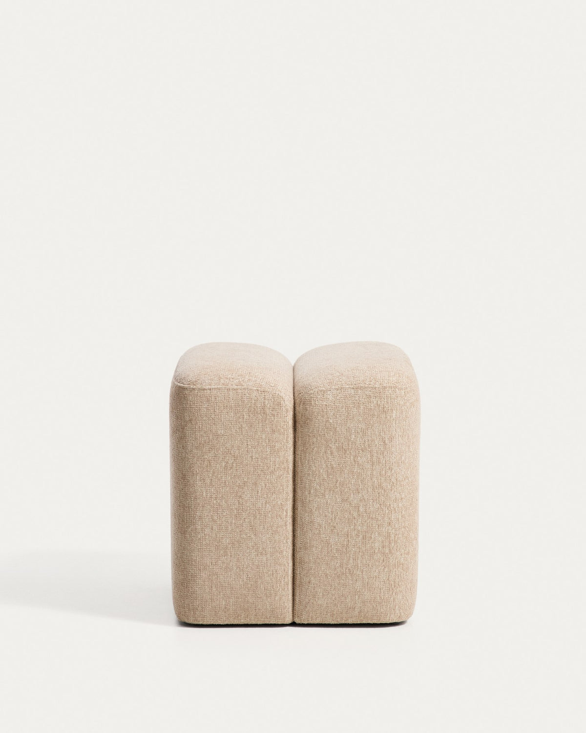 Quadratische Fussablage Nedilo von Kave Home in Beige, mit weichem Chenille-Bezug, gepolsterten Abschnitten und Kunststoffgleitern.