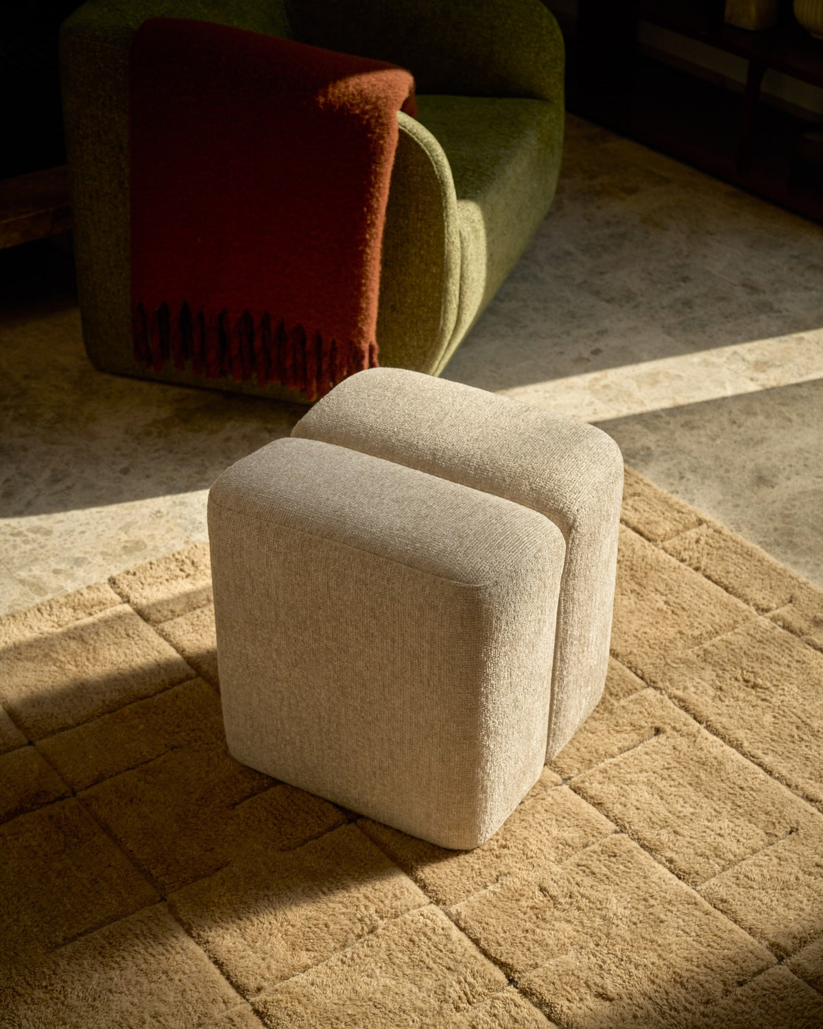 Quadratische Fussablage Nedilo von Kave Home in Beige, mit weichem Chenille-Bezug, gepolsterten Abschnitten und Kunststoffgleitern.